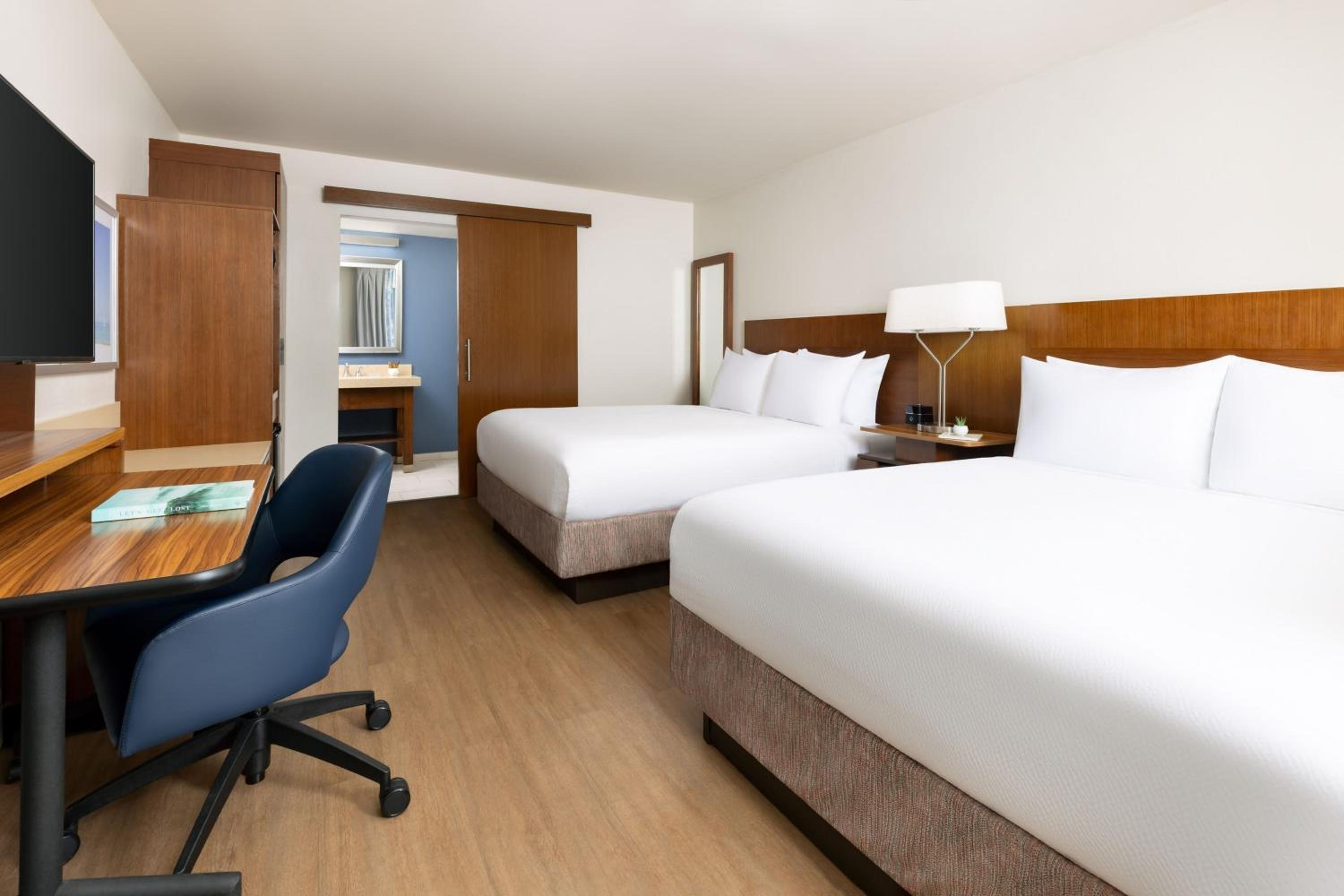 Queen Room with Pool View - Hearing Accessible