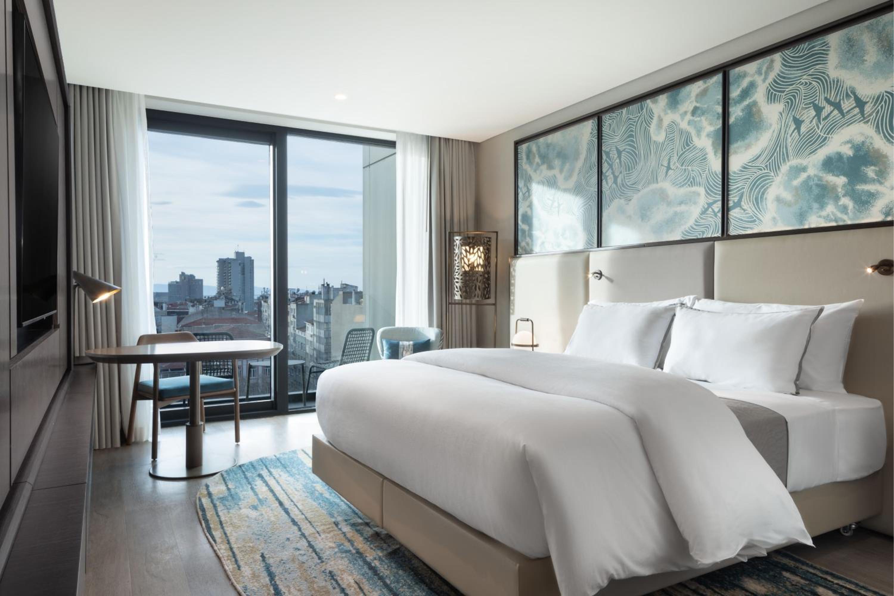 Deluxe Guest room, 1 King, City view, Balcony