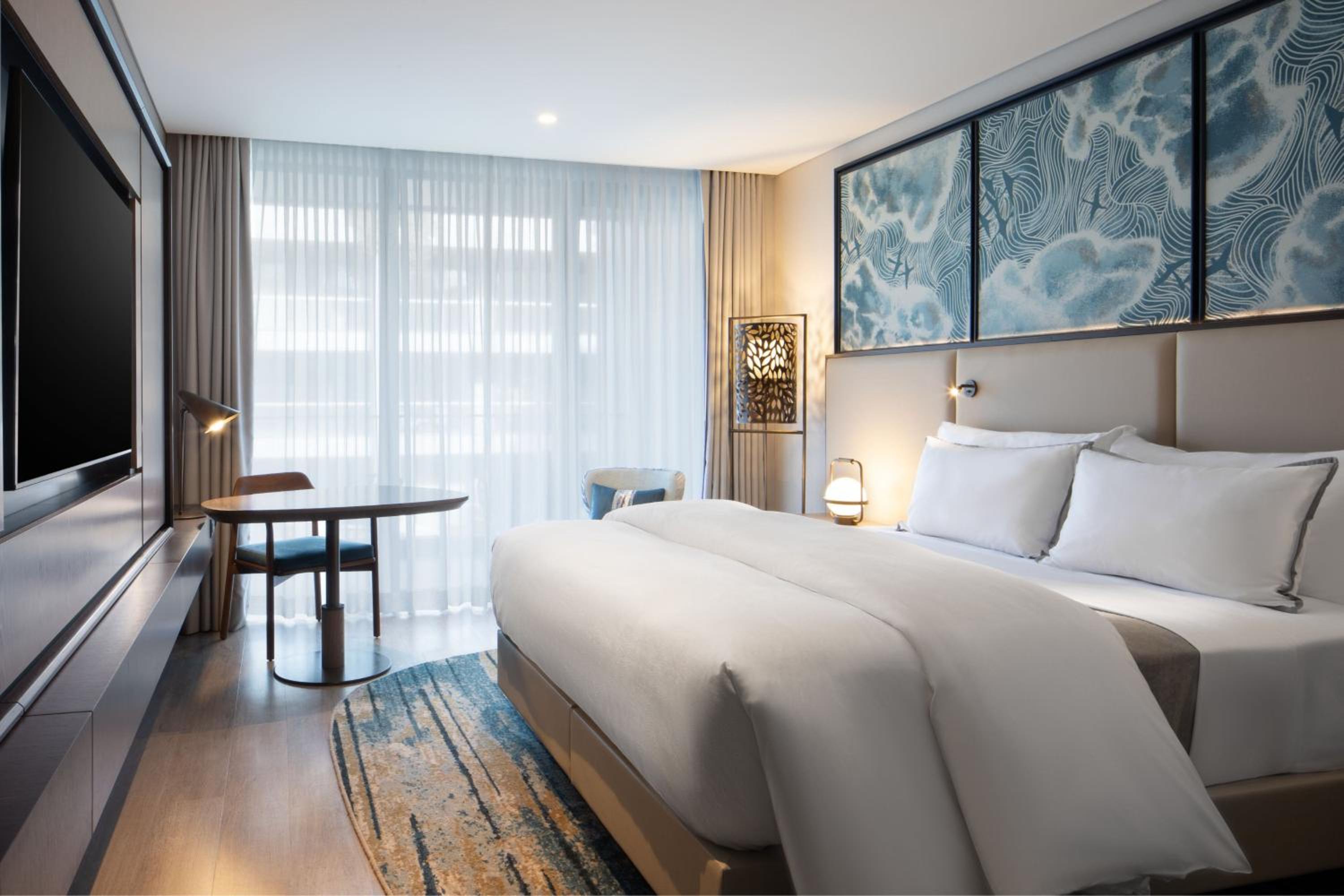 Deluxe Guest room, 1 King, Courtyard view, Terrace