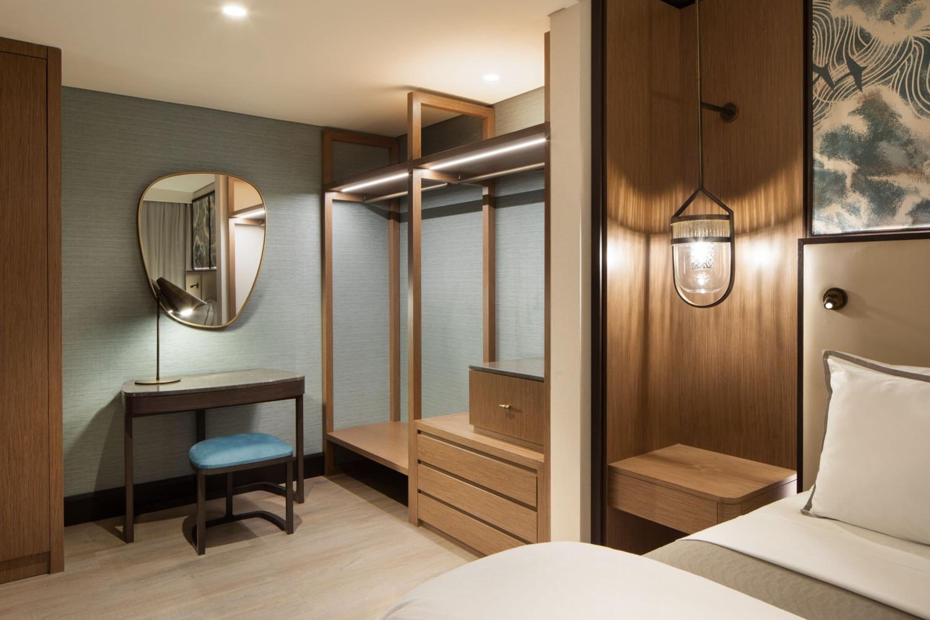 Premium King Suite with Sofa Bed, Balcony and City View photo 2