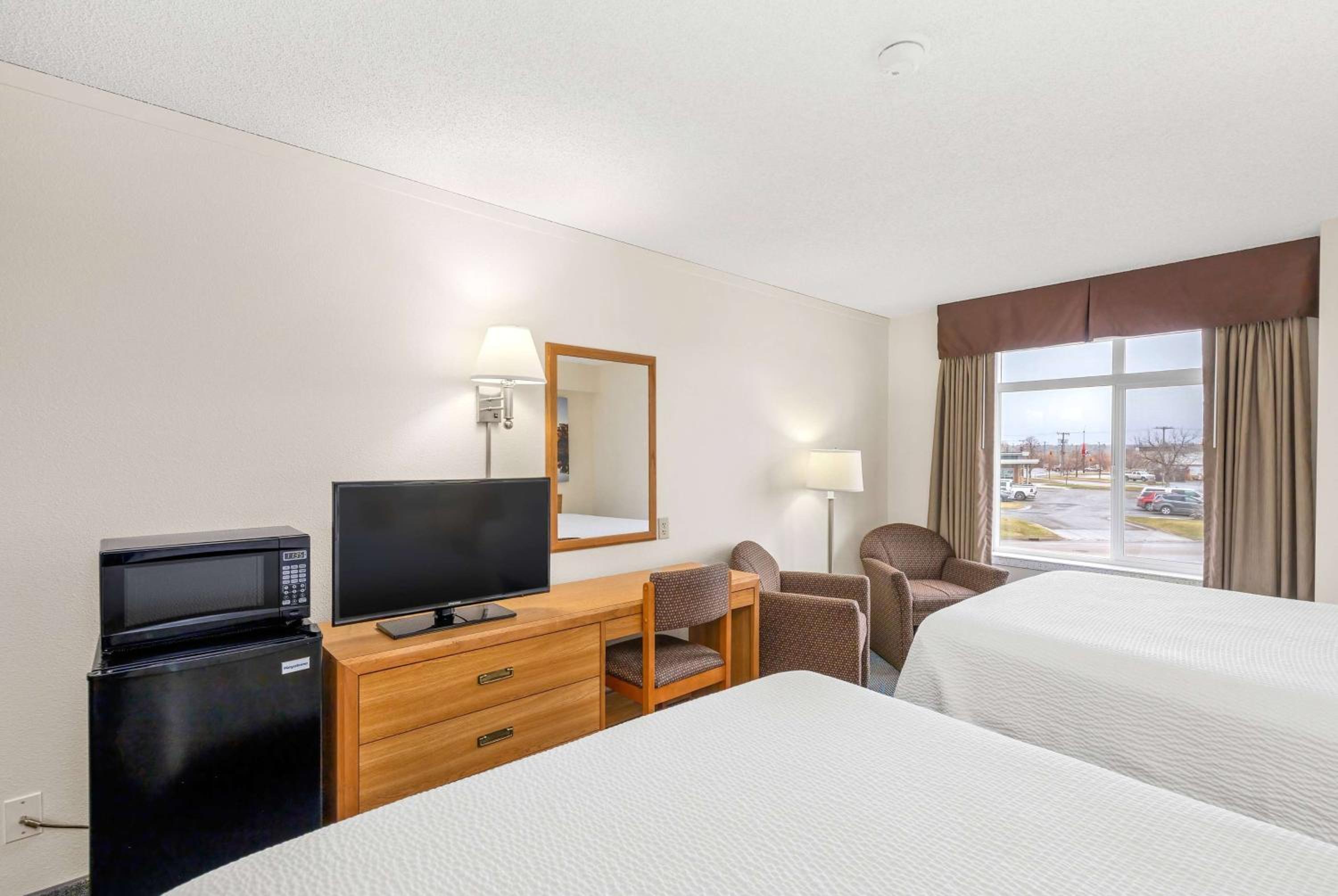 Deluxe Queen Room with Two Queen Beds - Non-Smoking - Photo 4