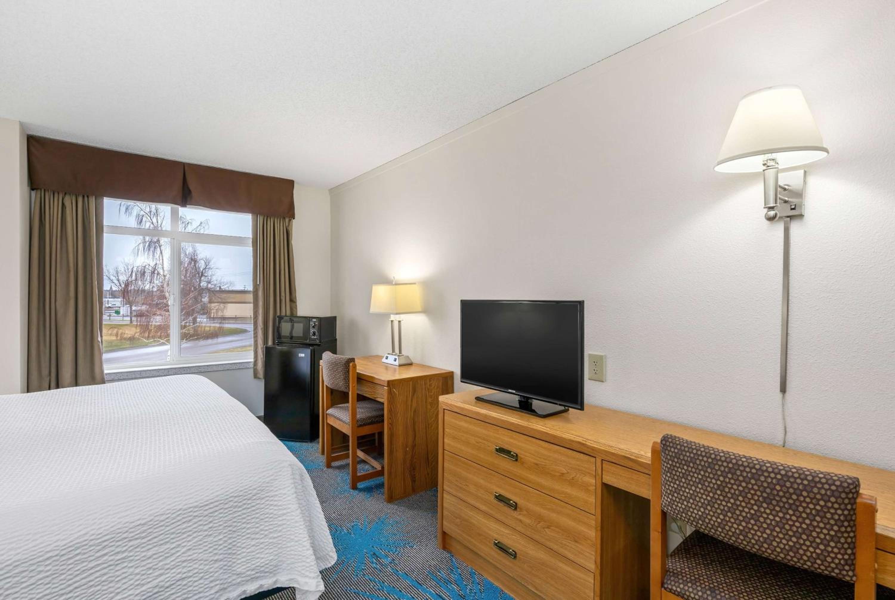 King Room - Non-Smoking - Photo 2