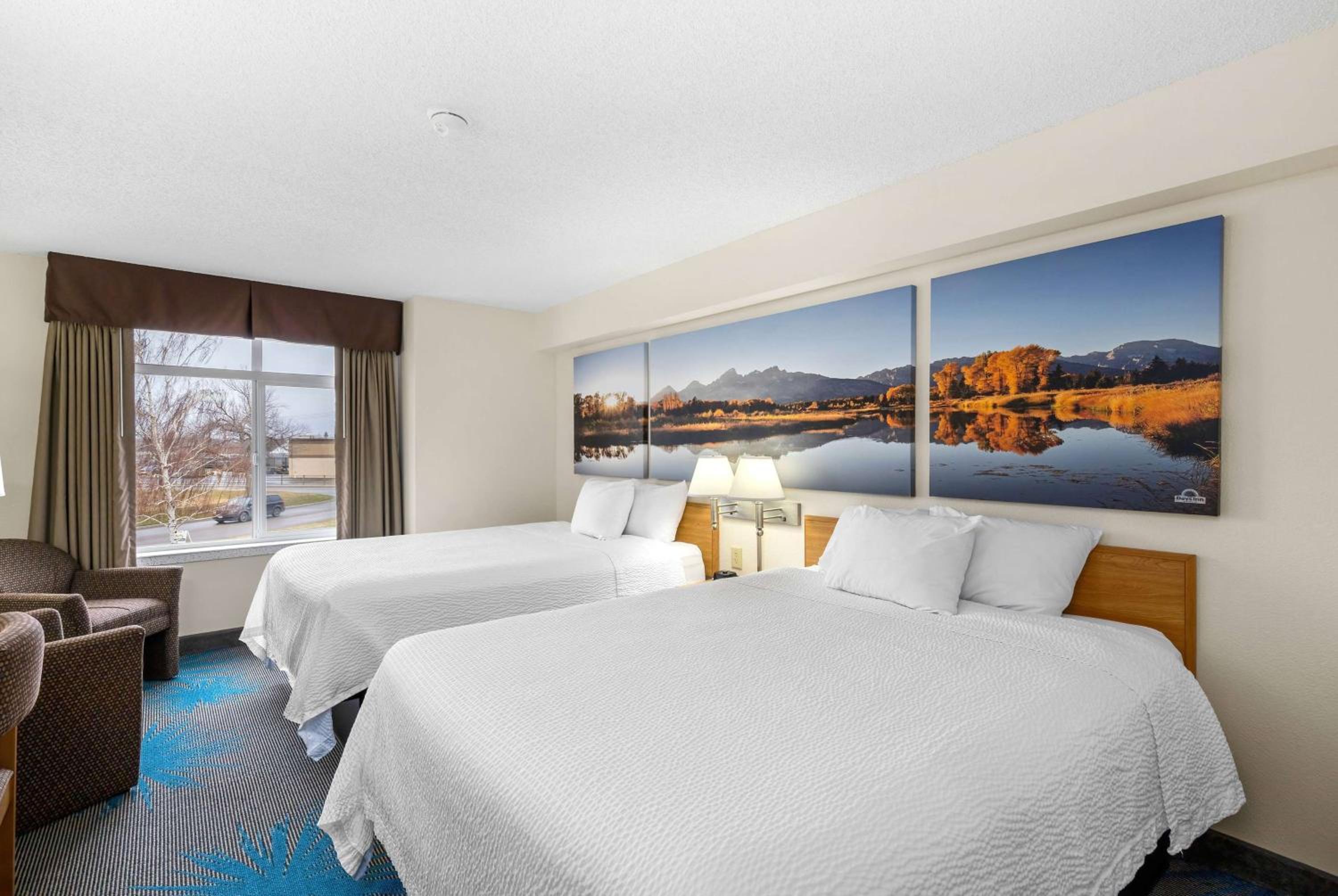 Deluxe Queen Room with Two Queen Beds - Non-Smoking - Photo 3