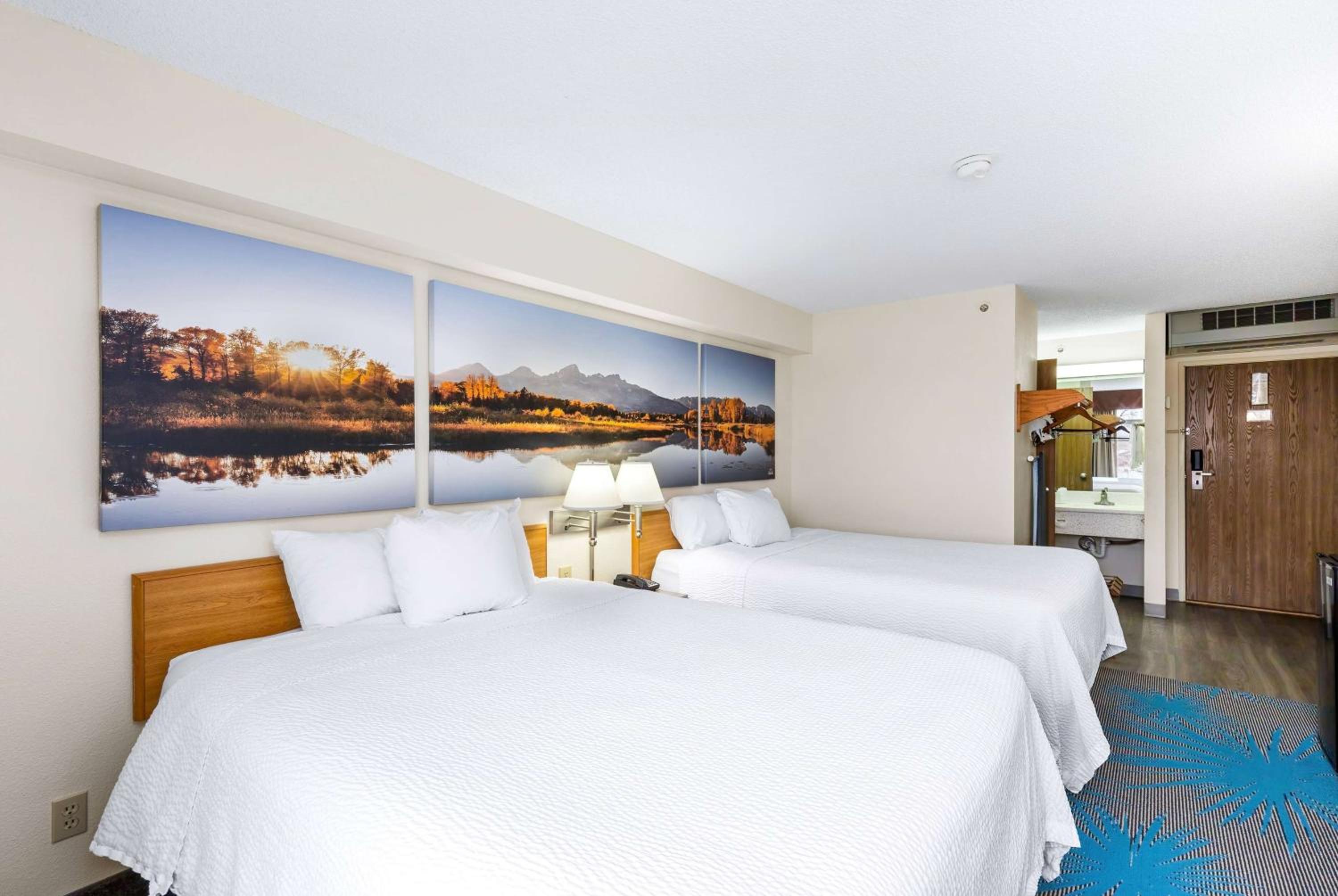 Deluxe Queen Room with Two Queen Beds - Non-Smoking - Photo 2