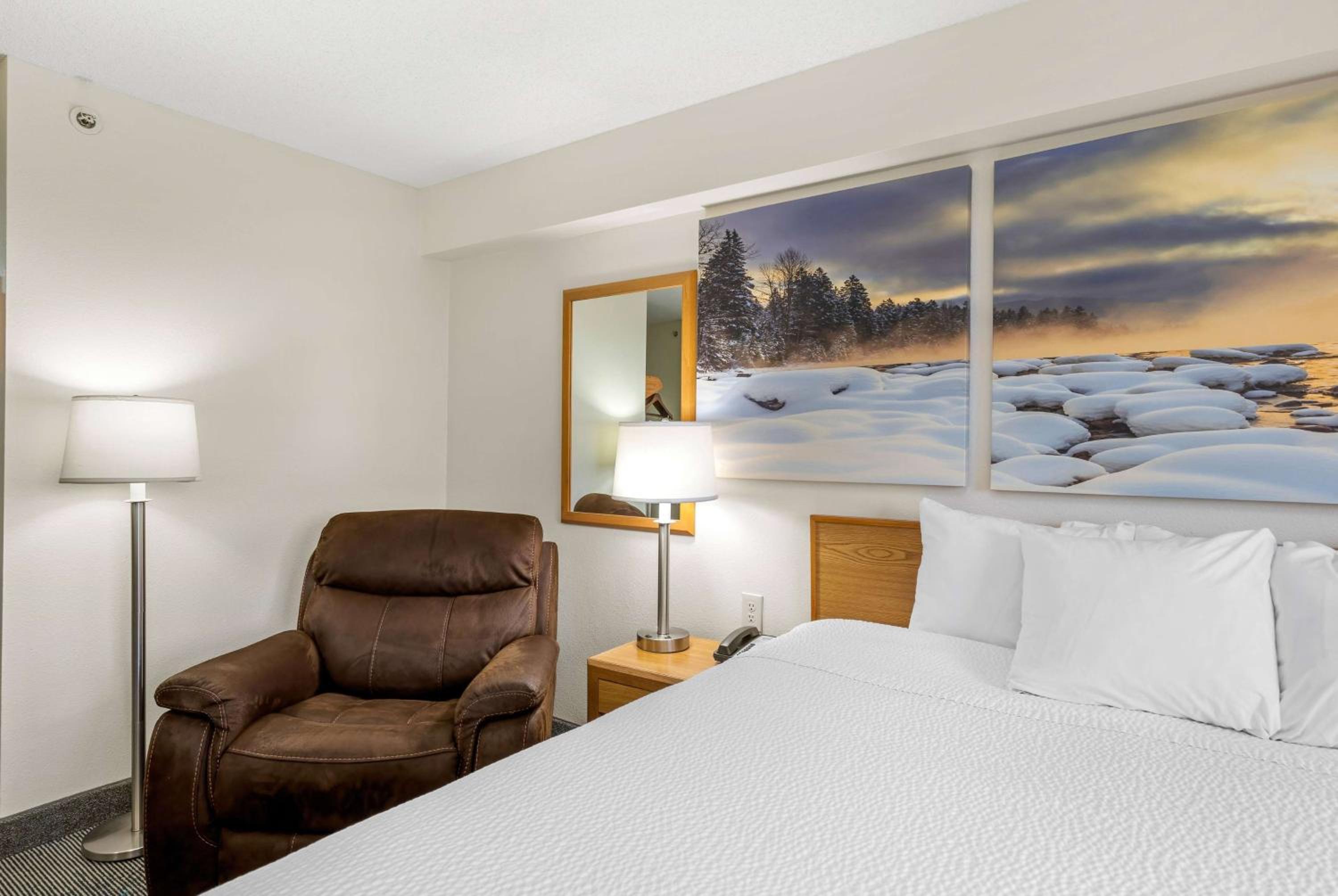 King Room - Non-Smoking - Photo 7