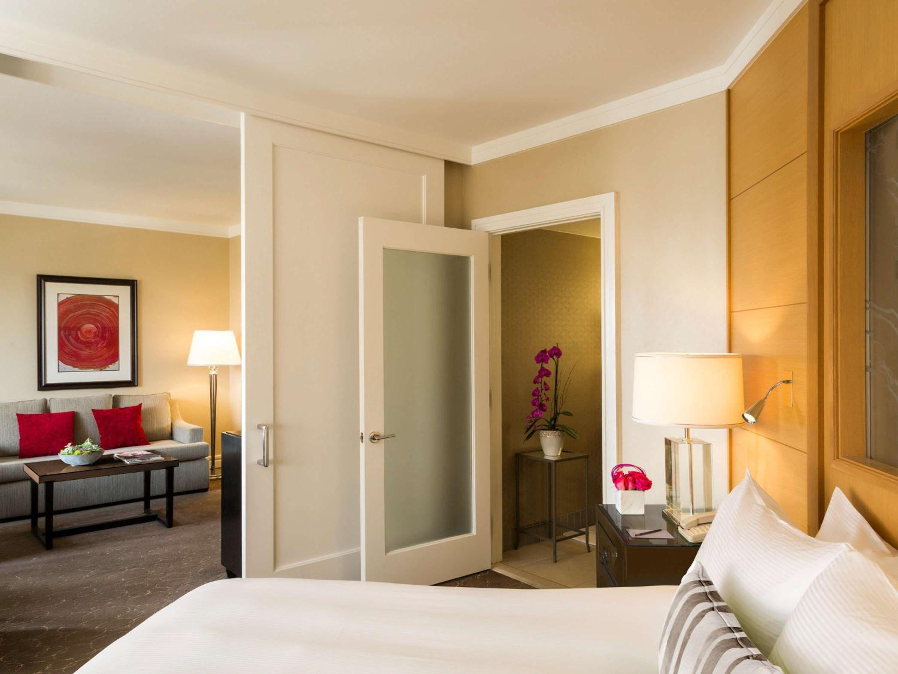 Hollywood King Suite with Hollywood Hills View photo 2