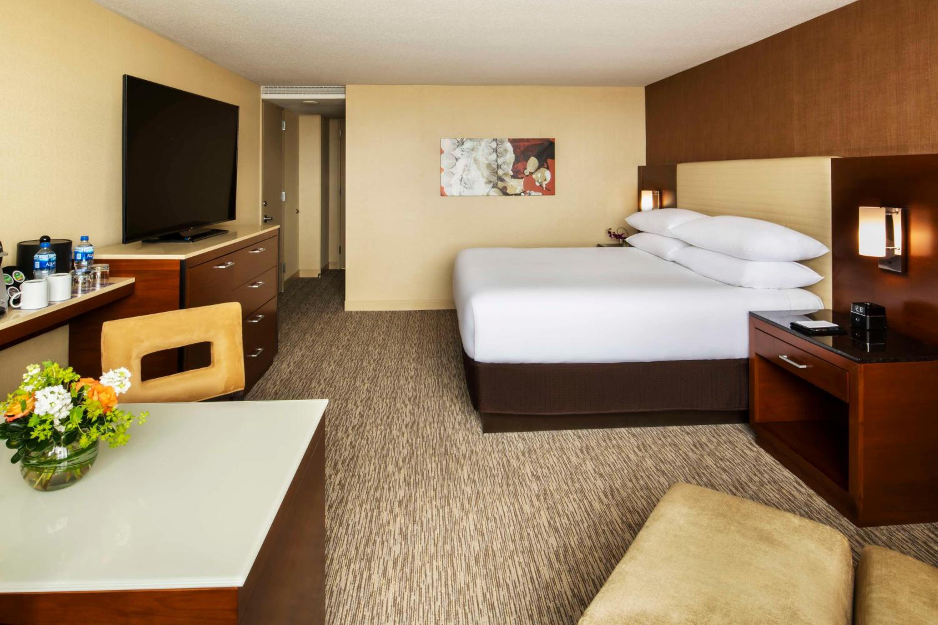 King Room with Accessible Tub - Disability Access - Photo 2