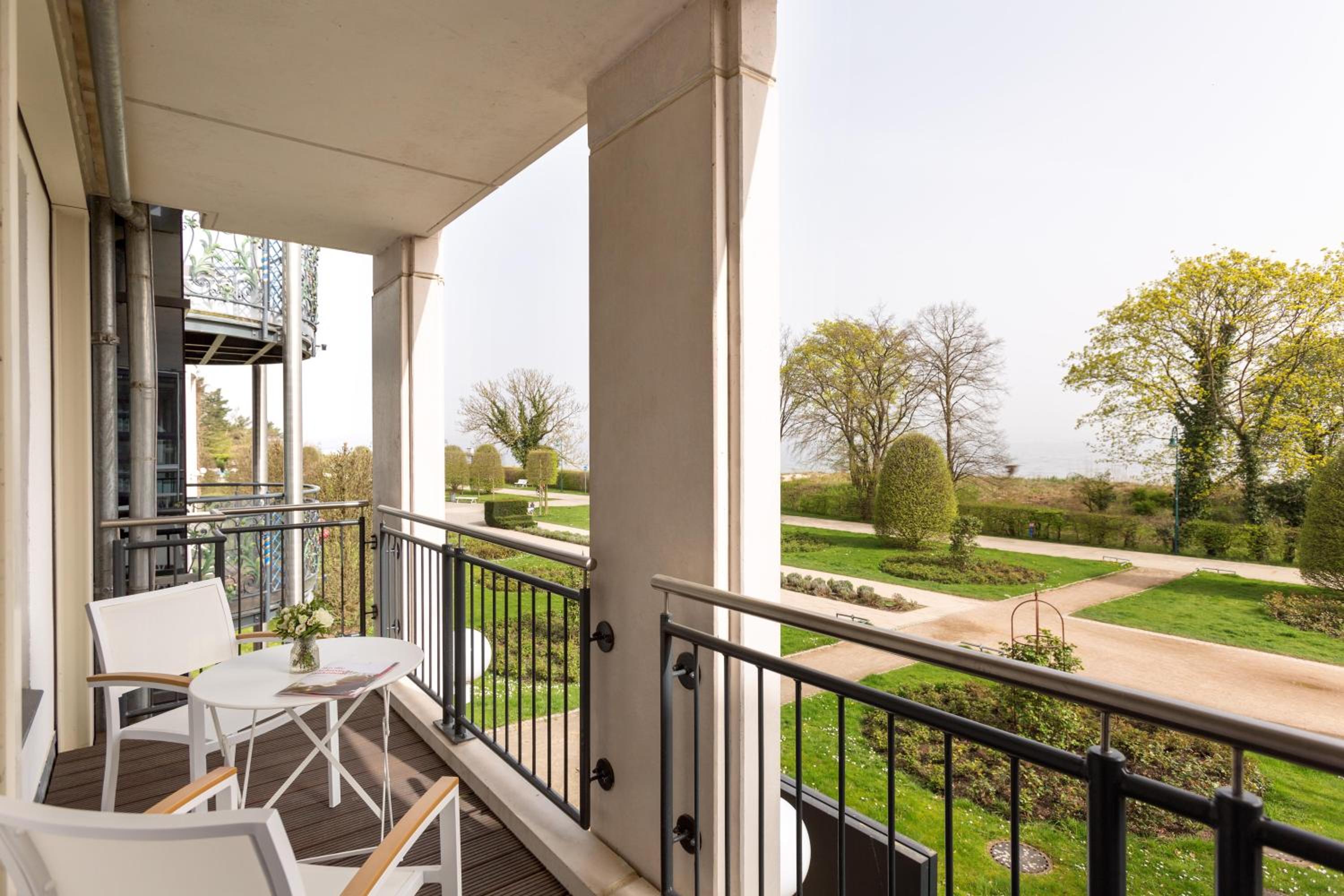 Renovated Deluxe Double Room with Balcony thumbnail 5