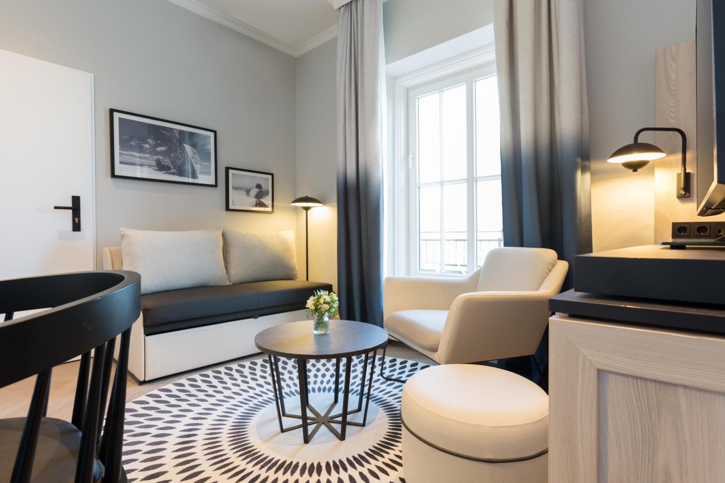 Renovated Junior Suite with Balcony thumbnail 5
