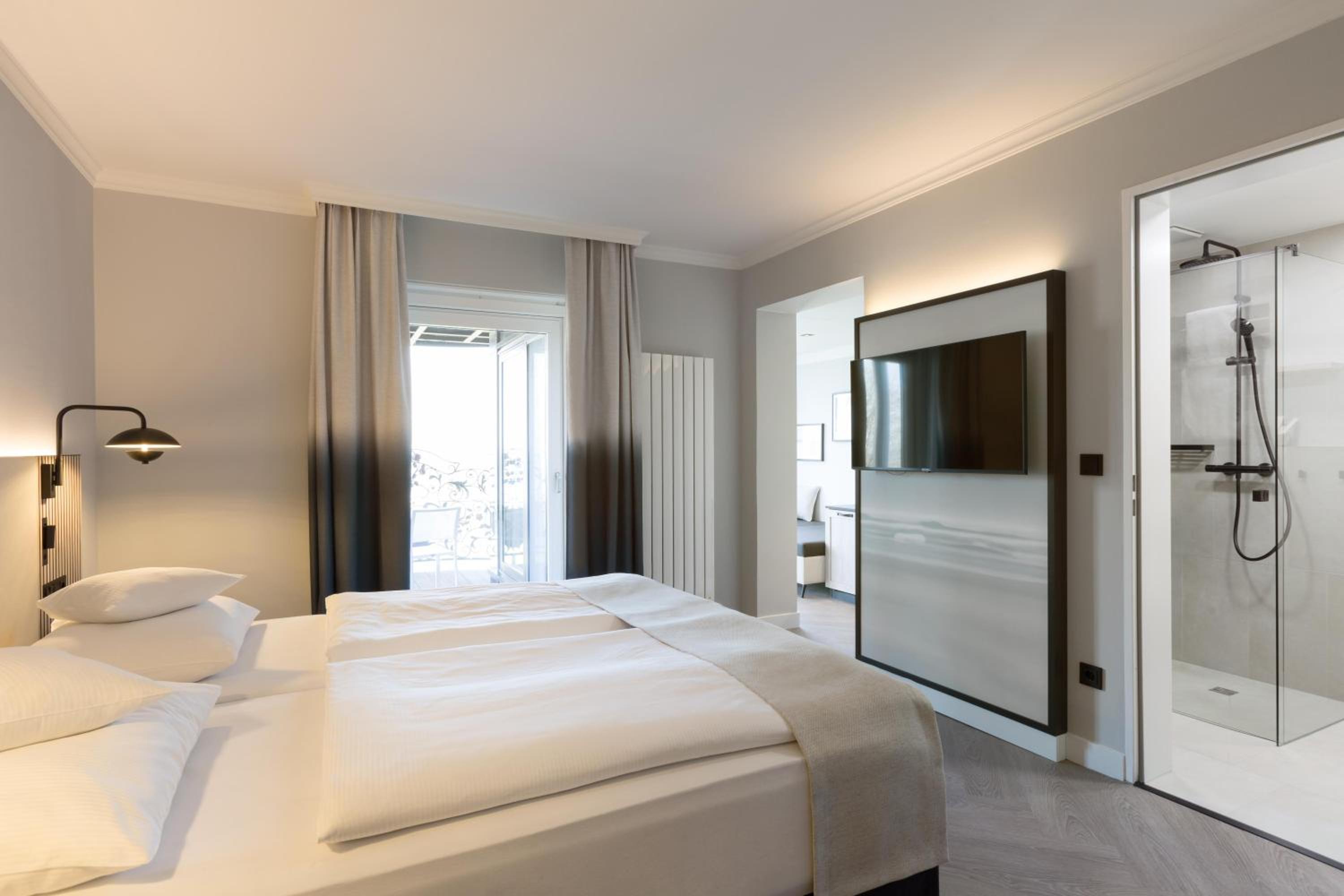 Renovated Junior Suite with Balcony - Photo 9