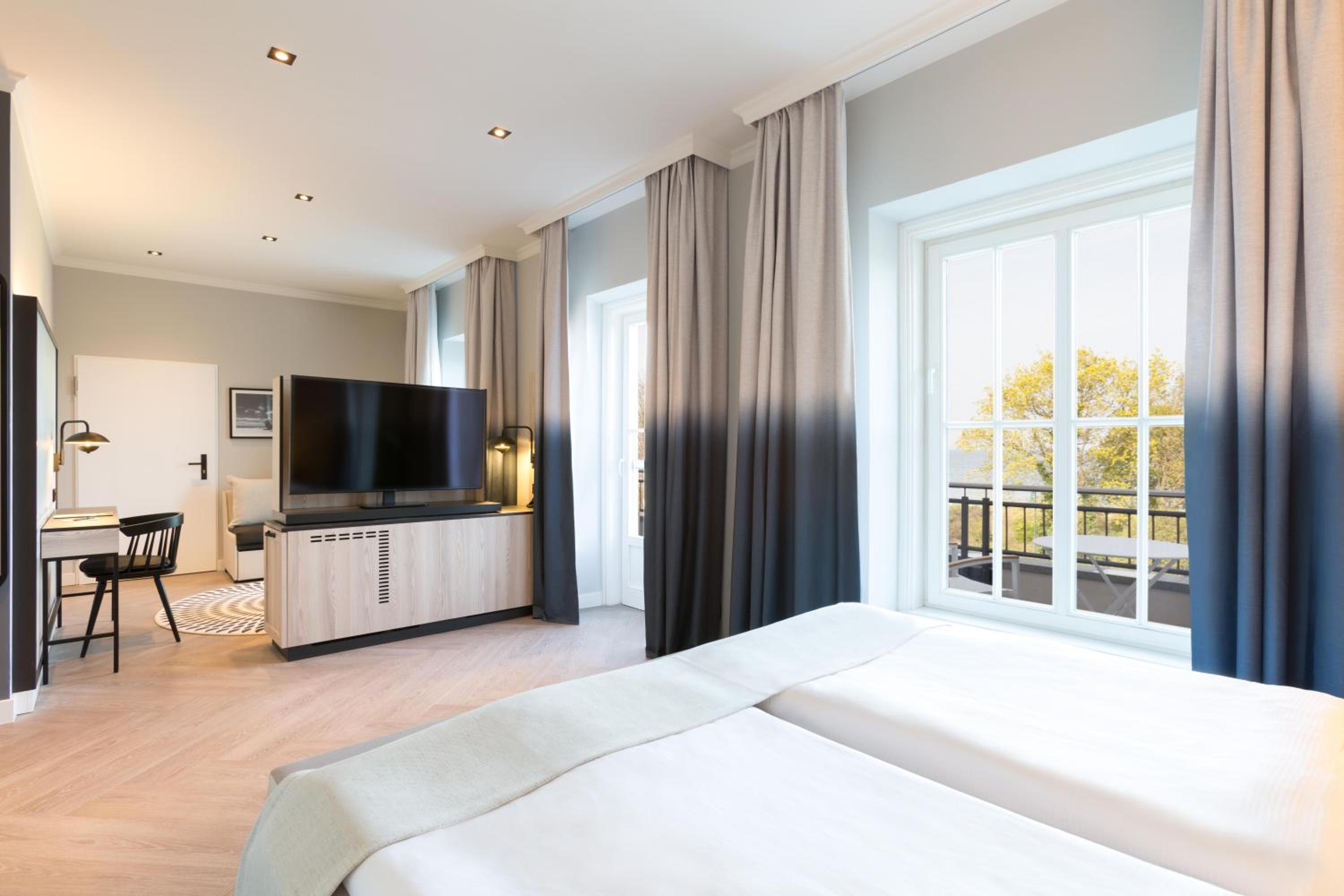 Renovated Junior Suite with Balcony - Photo 8