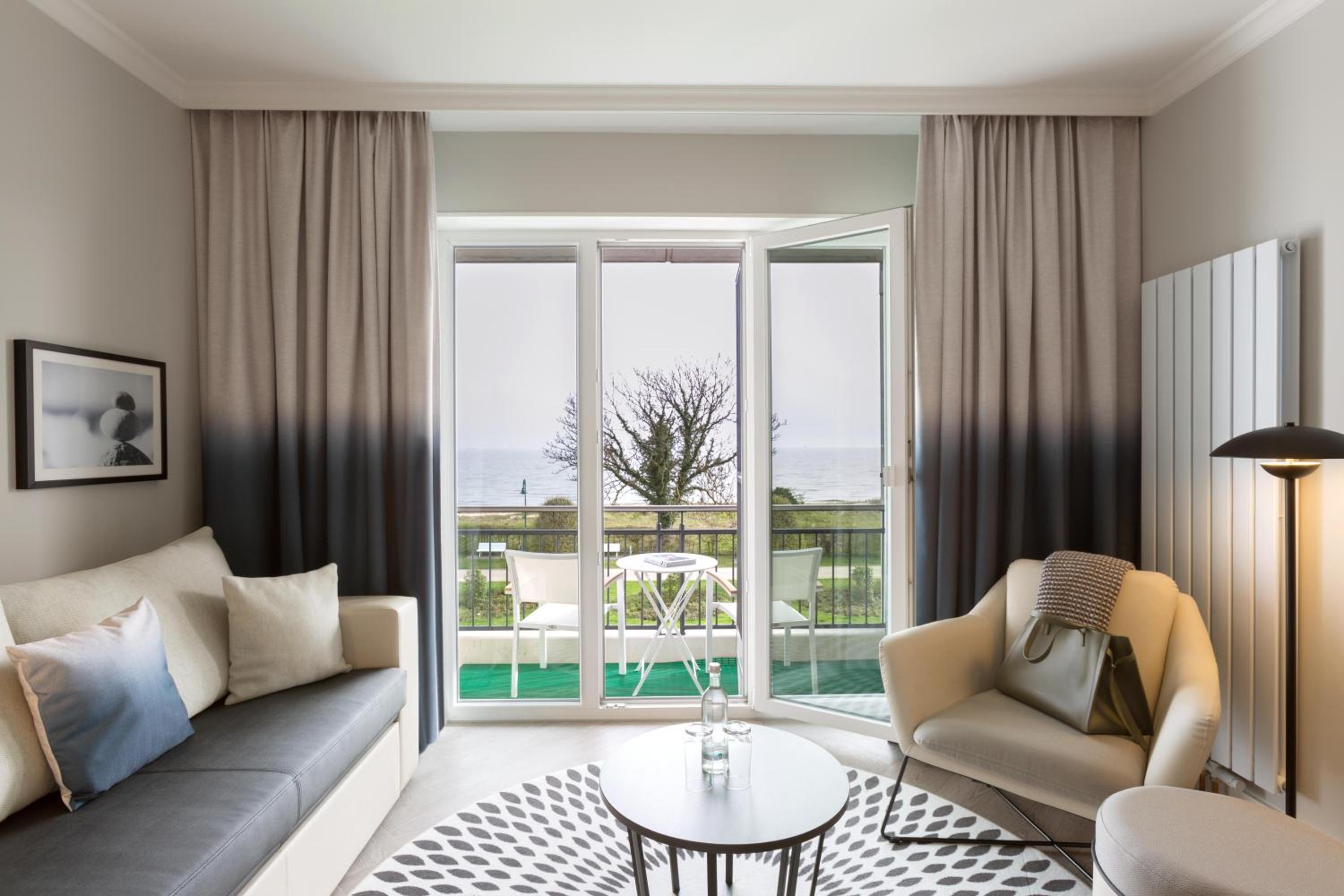 Renovated Deluxe Double Room with Balcony and Sea View thumbnail 5