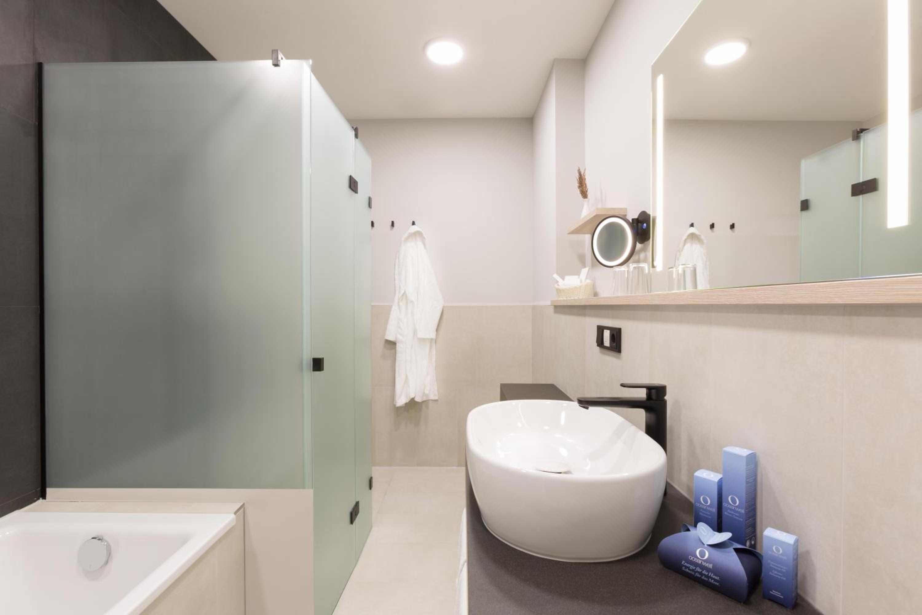 Renovated Junior Suite with Balcony - Photo 11