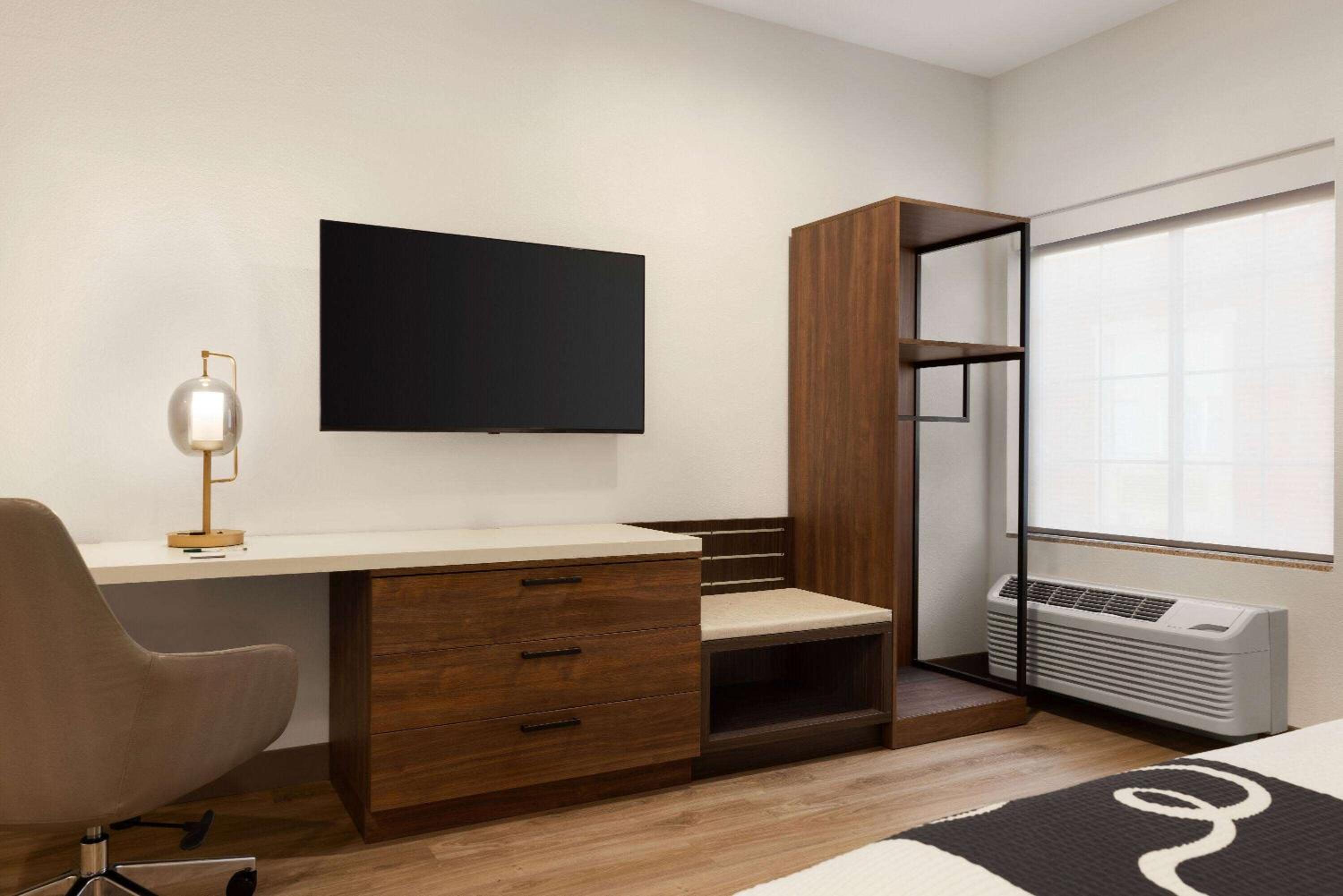 King Room with Bath Tub - Mobility/Hearing Accessible  - Photo 2