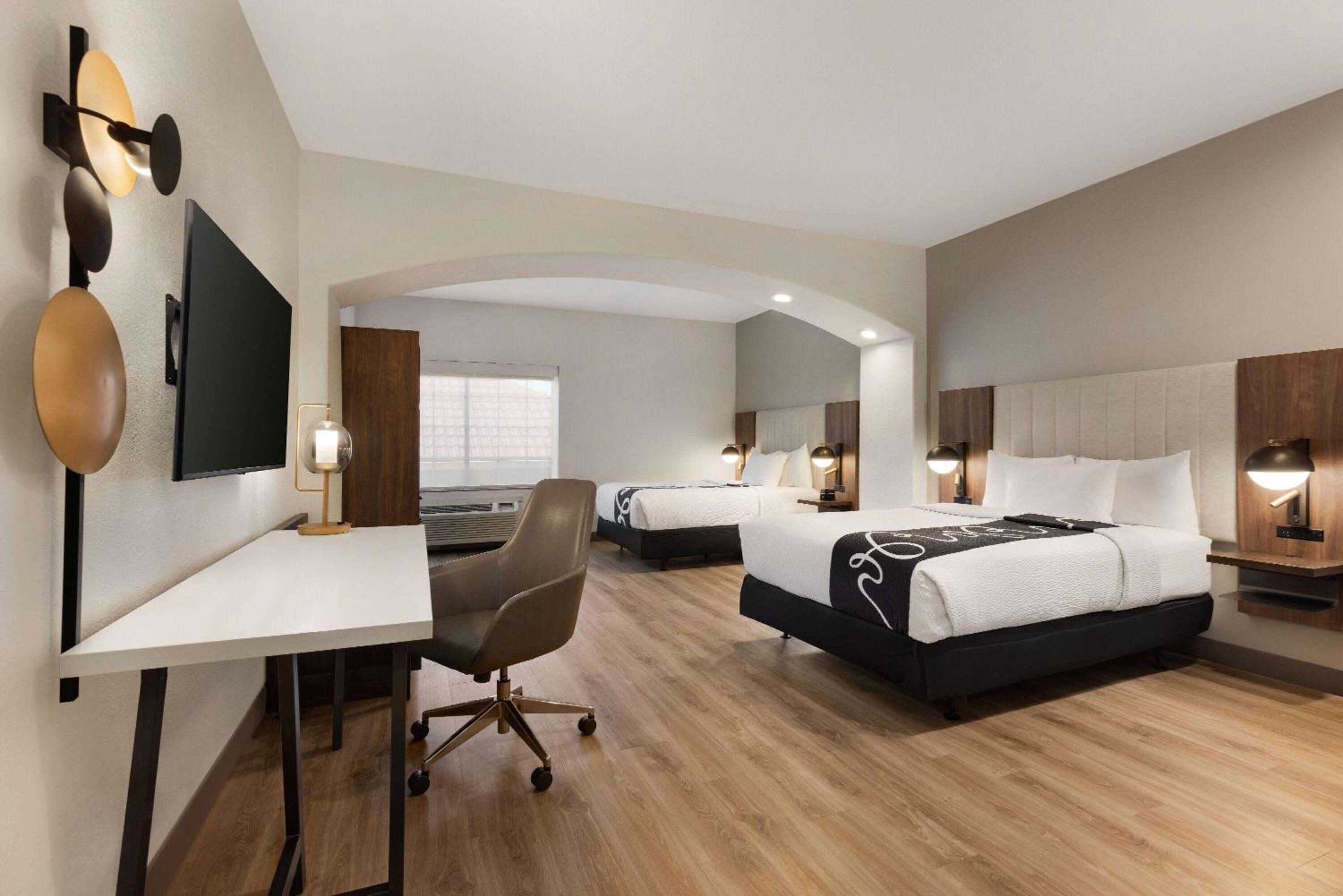 Double Room with Two Double Beds and Bath Tub - Mobility/Hearing Accessible - Photo 1