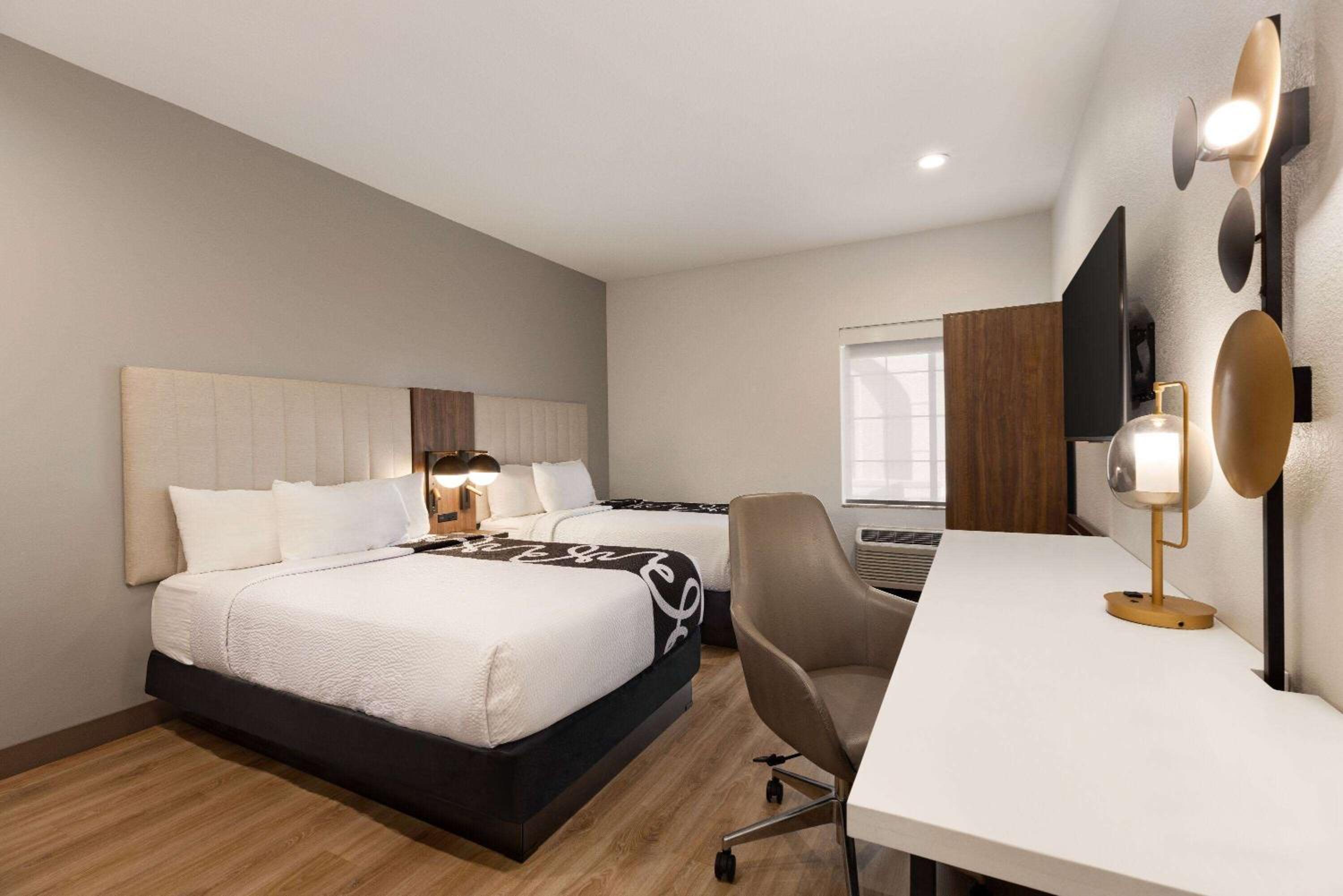 Deluxe Double Room with Two Double Beds - Photo 1