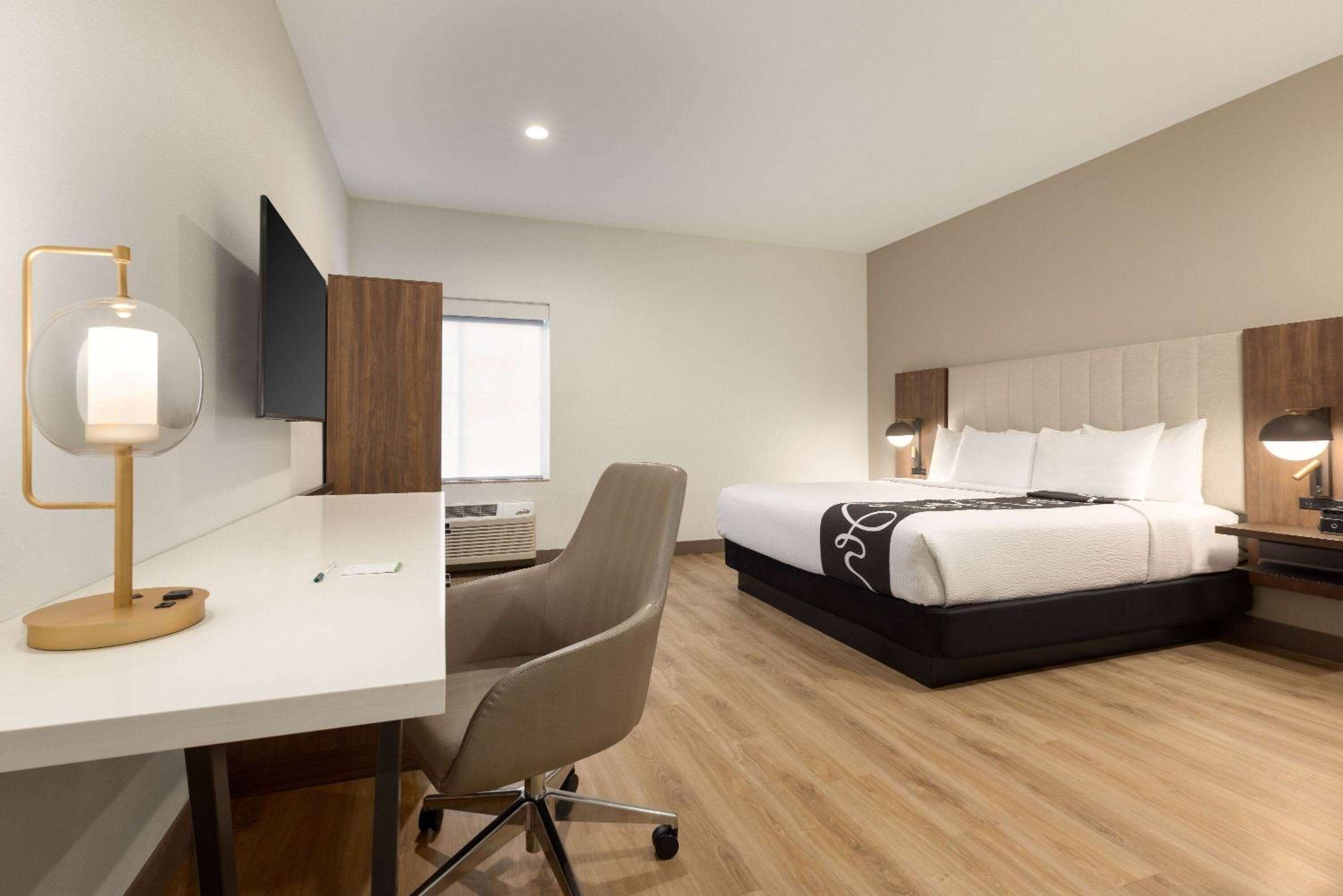 King Room with Bath Tub - Mobility/Hearing Accessible  - Photo 1