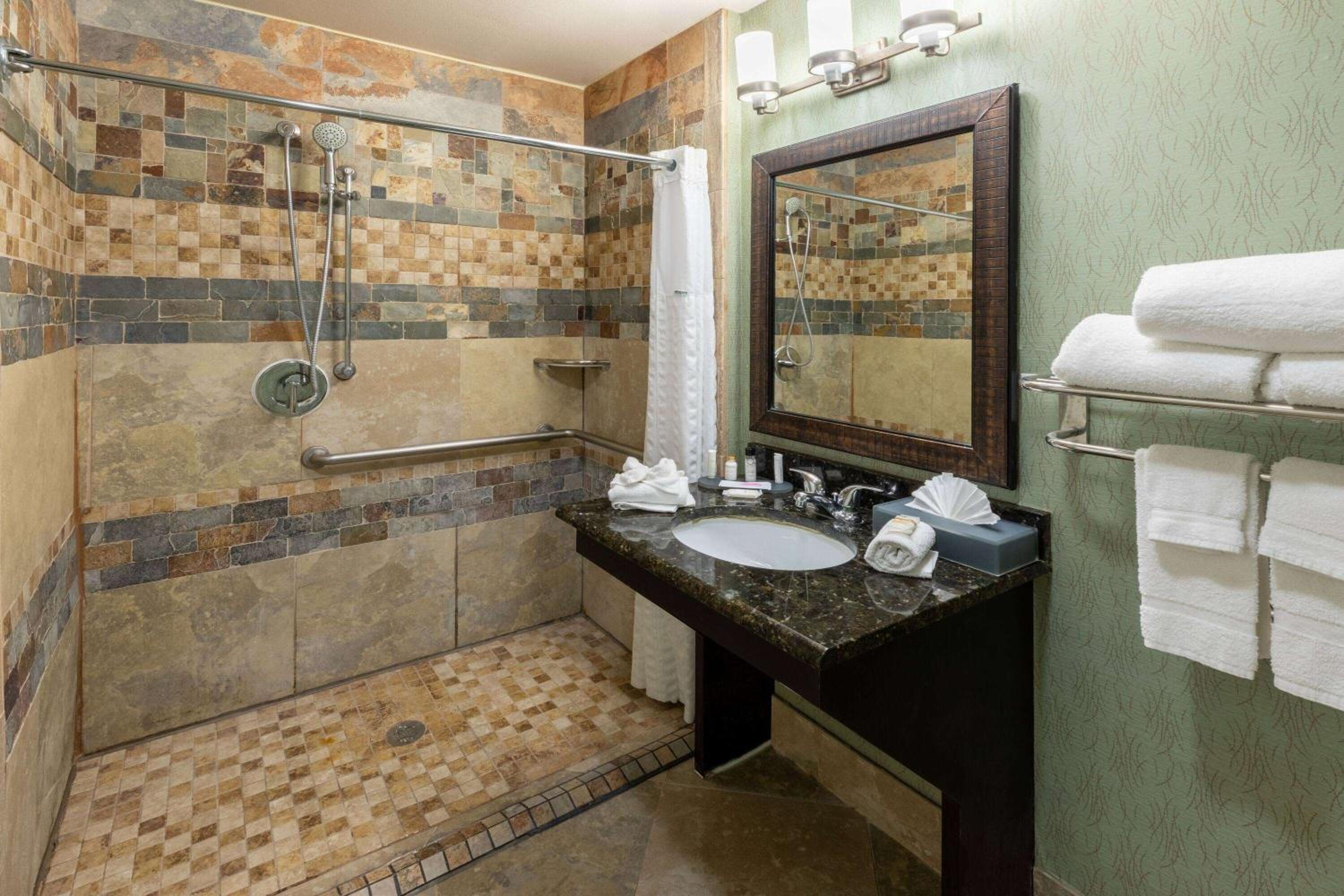 Queen Room with Two Queen Beds - Mobility Access/Non-Smoking - Photo 5
