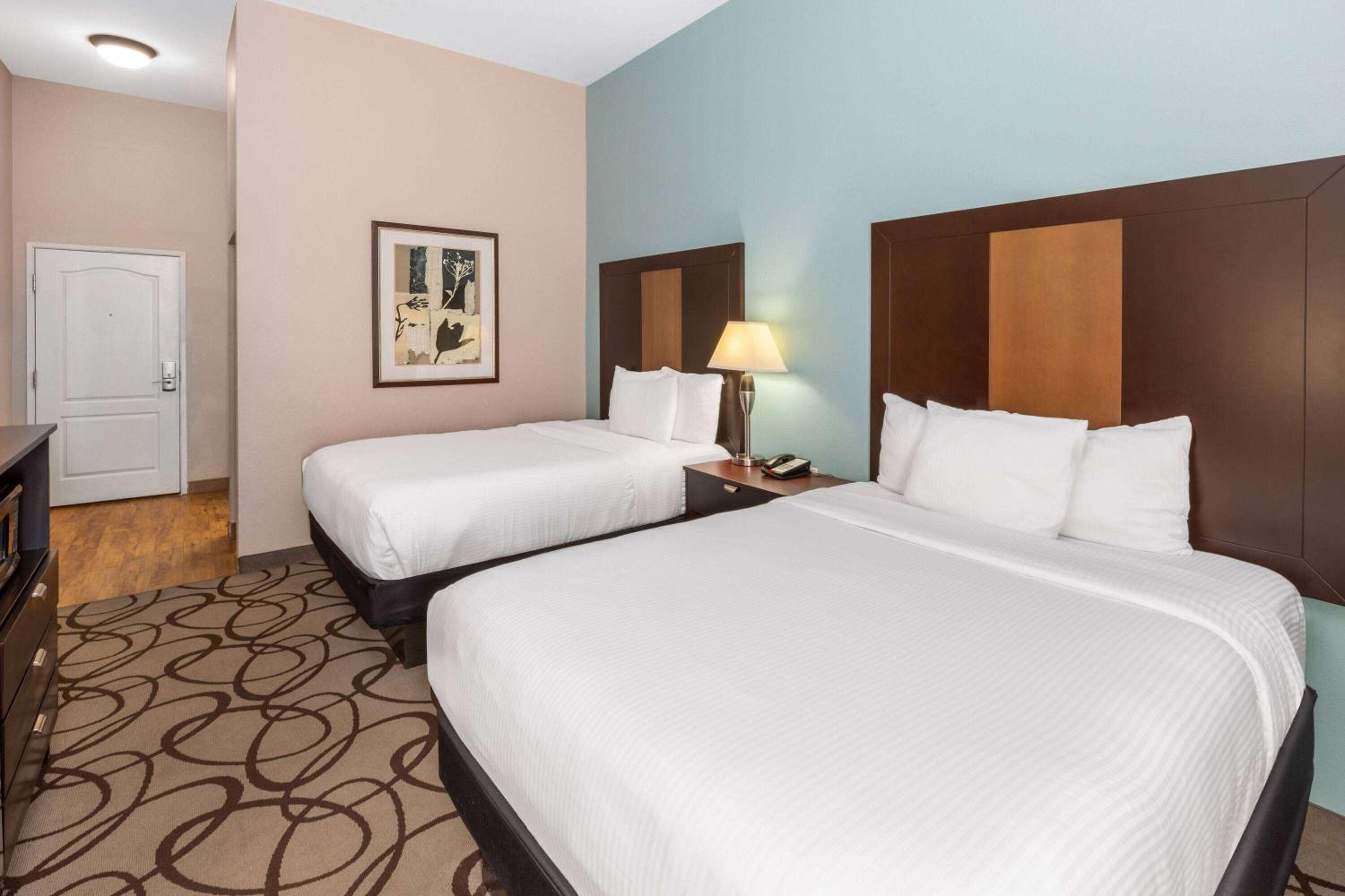 2 Queen Beds, Lake/Pool View, Non-Smoking - Photo 5