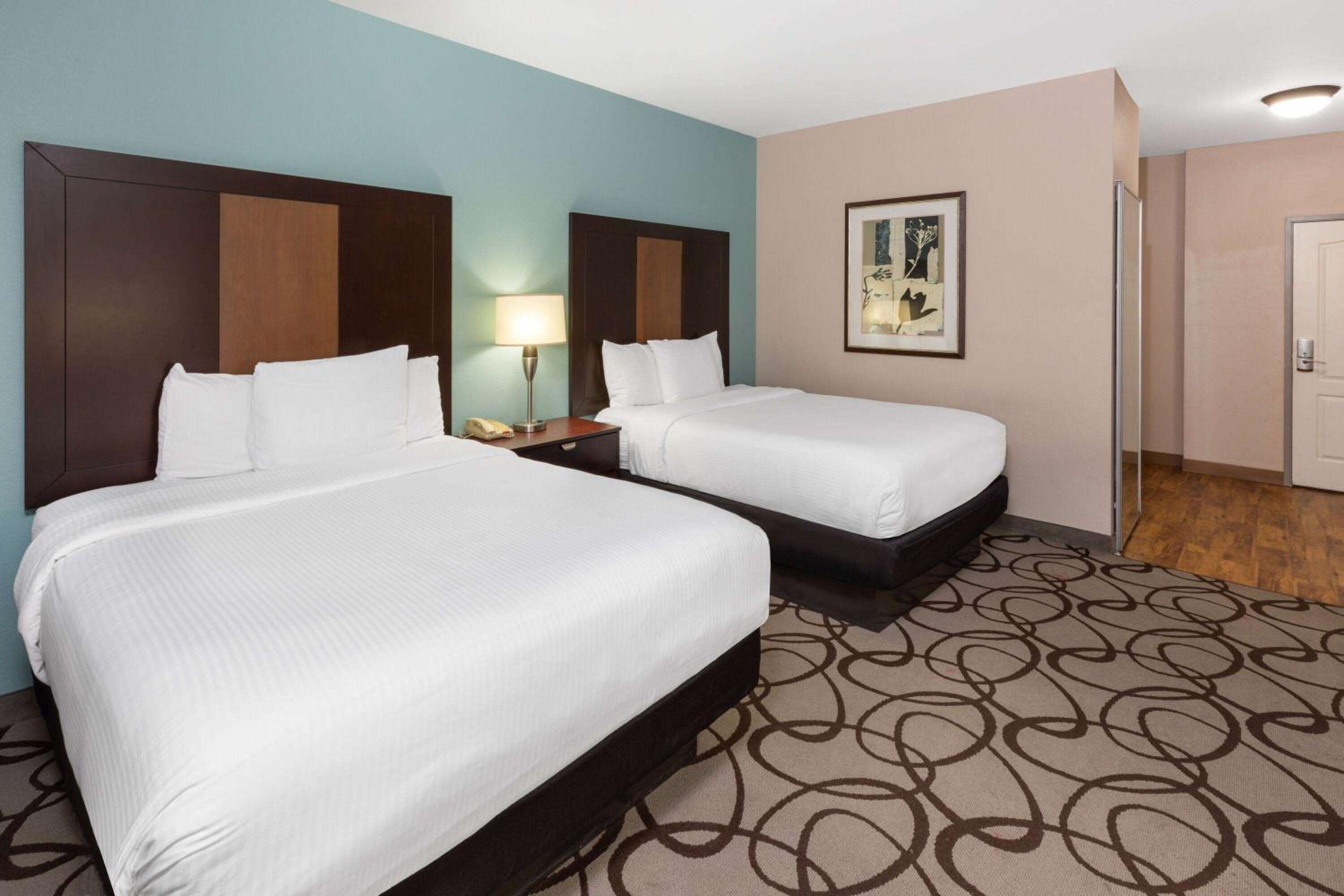Queen Room with Two Queen Beds - Mobility Access/Non-Smoking - Photo 4