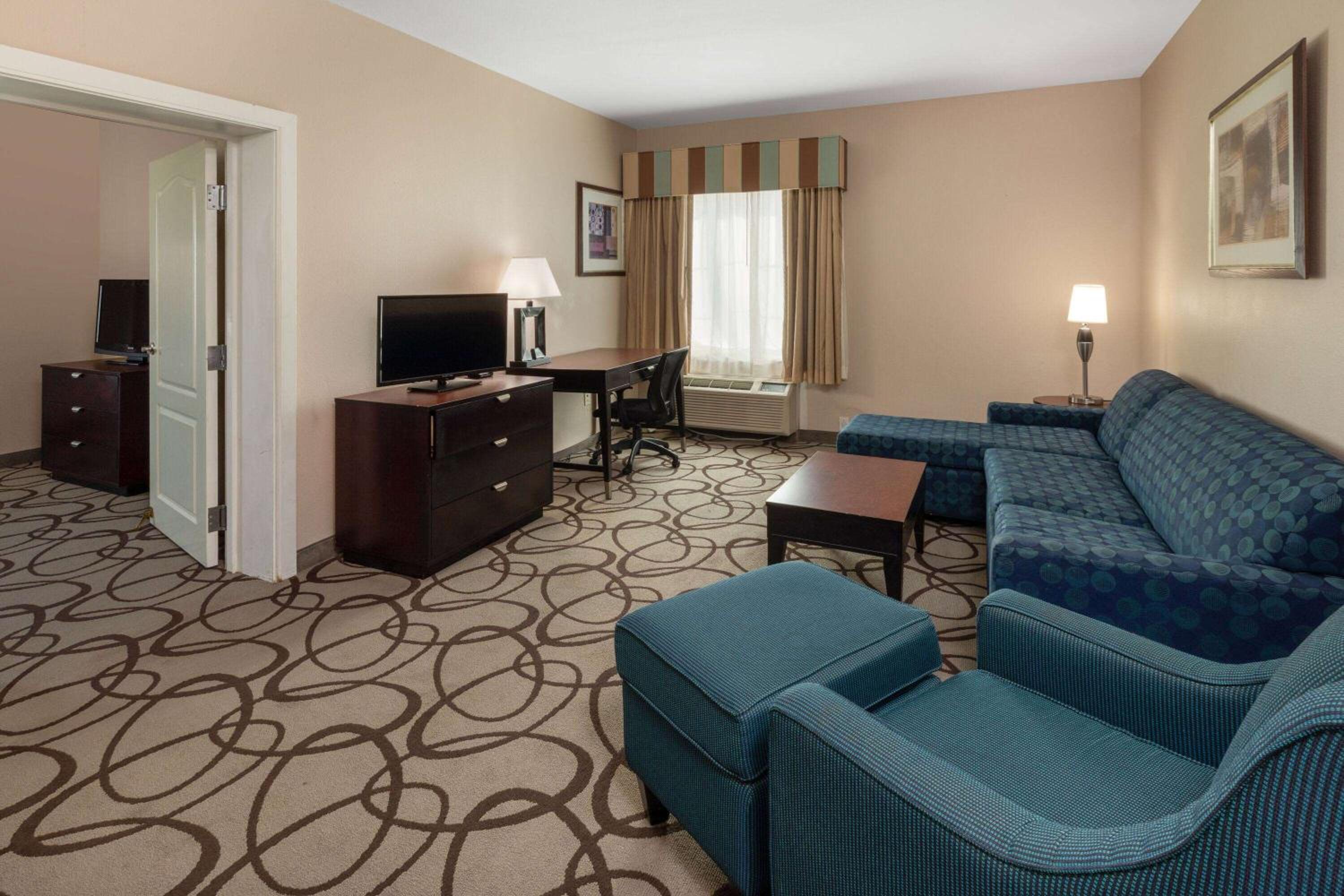 1 King Bed, Presidential One-Bedroom Suite, City/Lake/Pool View, Non-Smoking photo 3