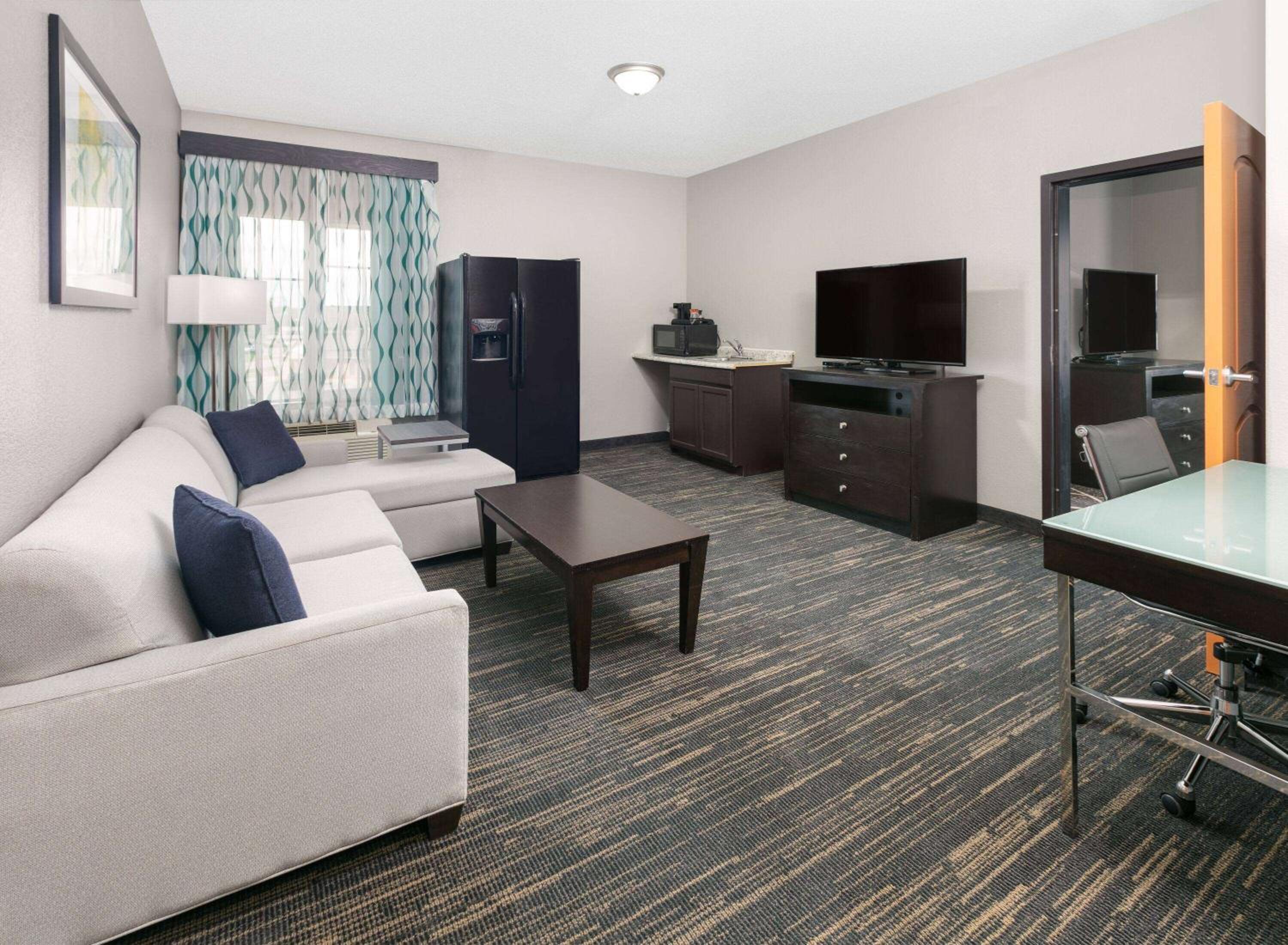 Deluxe King Suite with City View - Mobility Access/Non-Smoking - Photo 3
