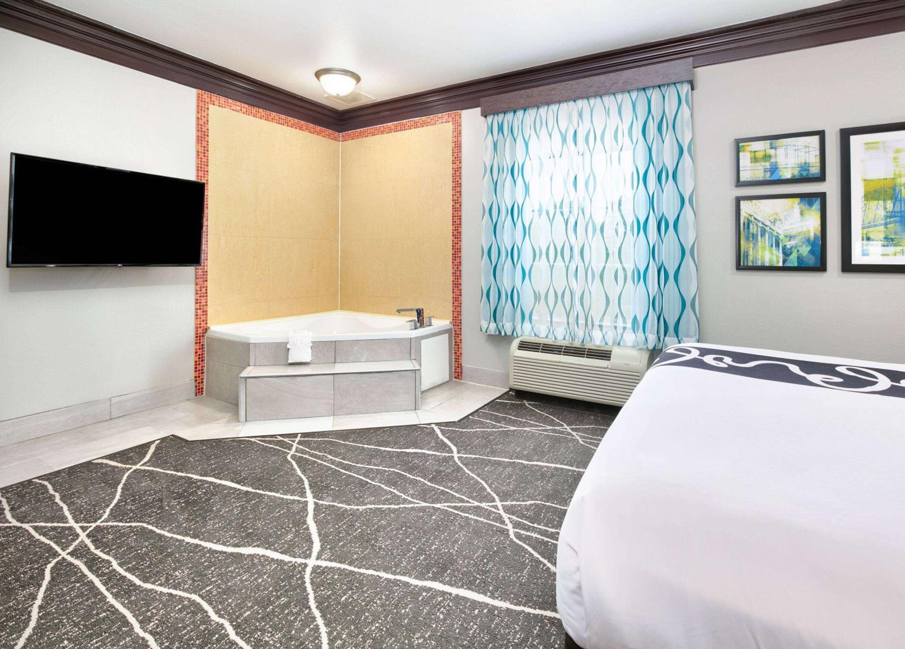 Deluxe King Suite - Non-Smoking - Photo 1