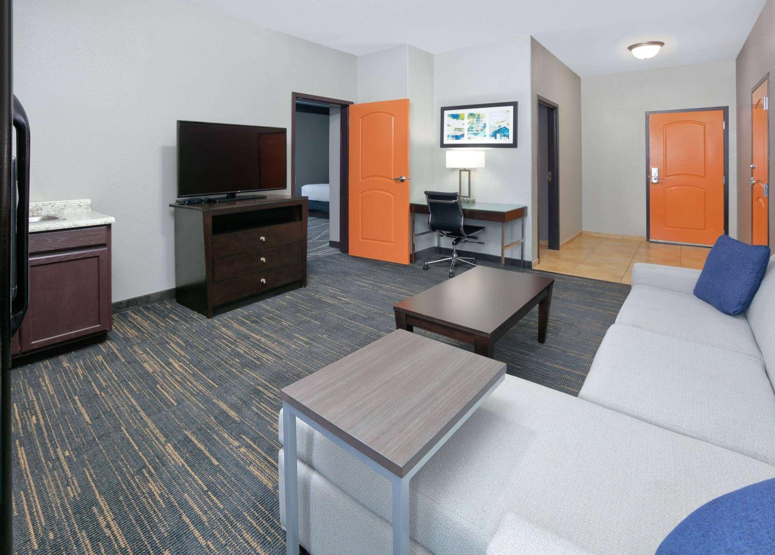 Deluxe King Suite with City View - Mobility Access/Non-Smoking - Photo 2