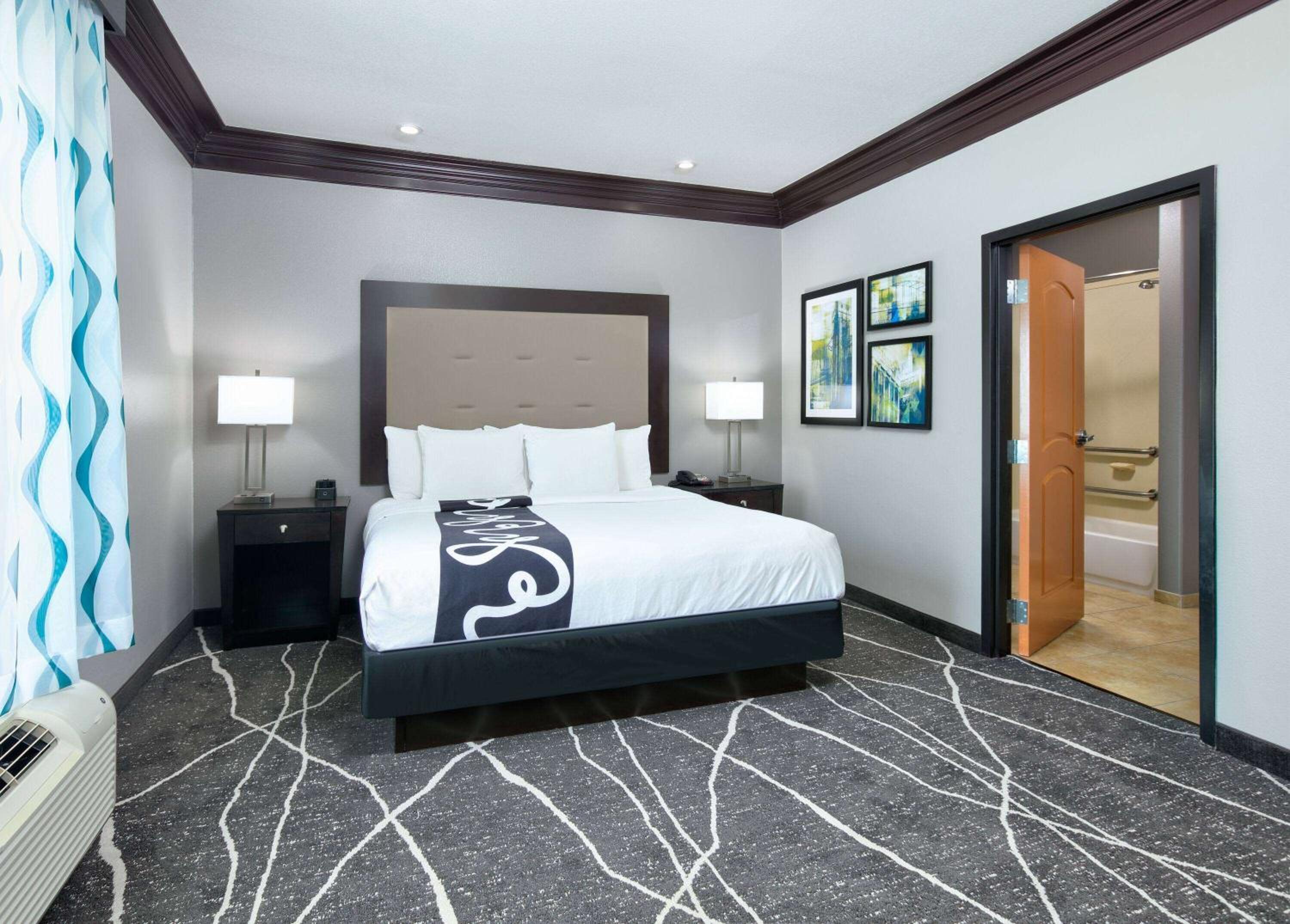 Deluxe King Suite with City View - Mobility Access/Non-Smoking - Photo 1