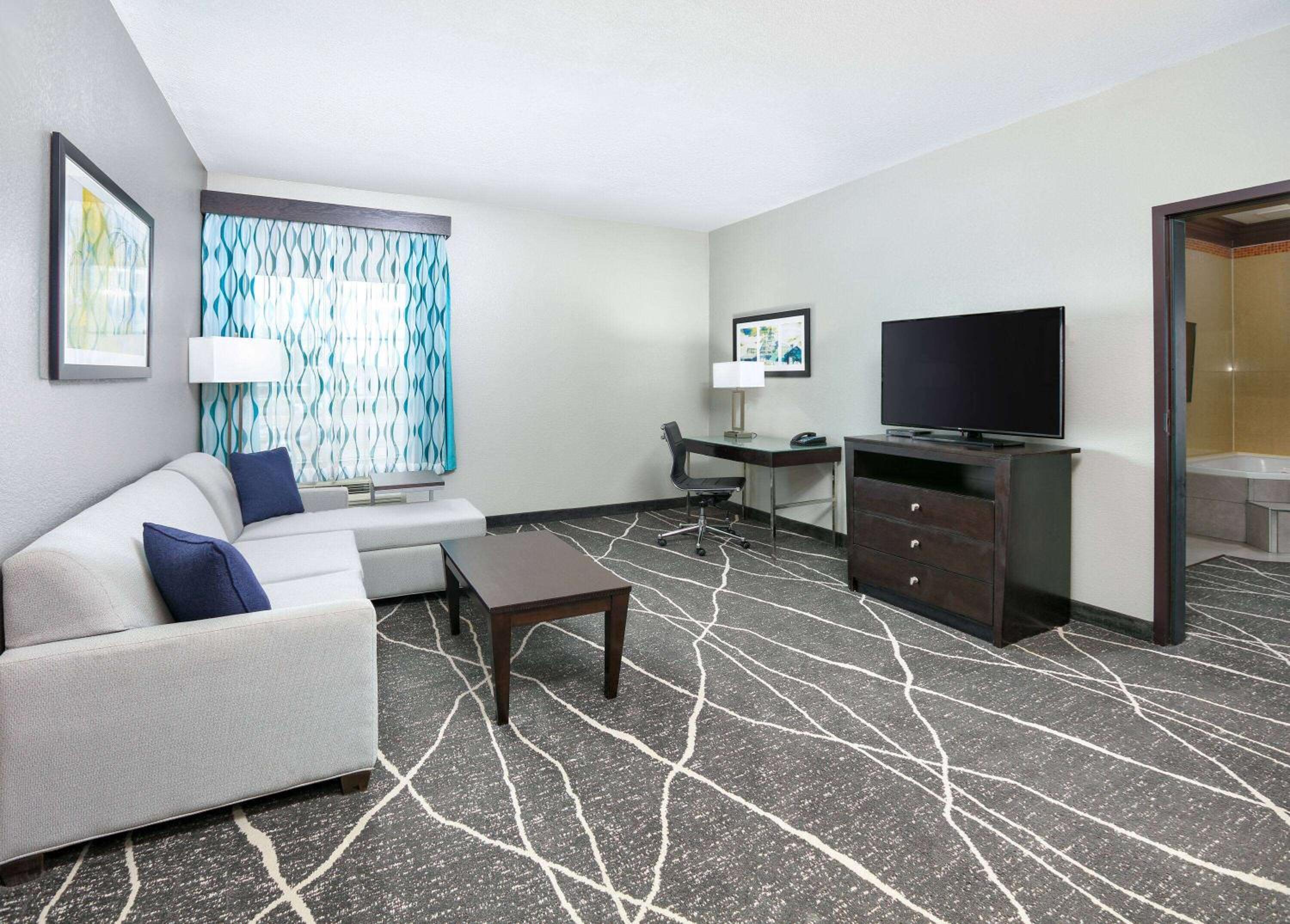Deluxe King Suite - Non-Smoking - Photo 2
