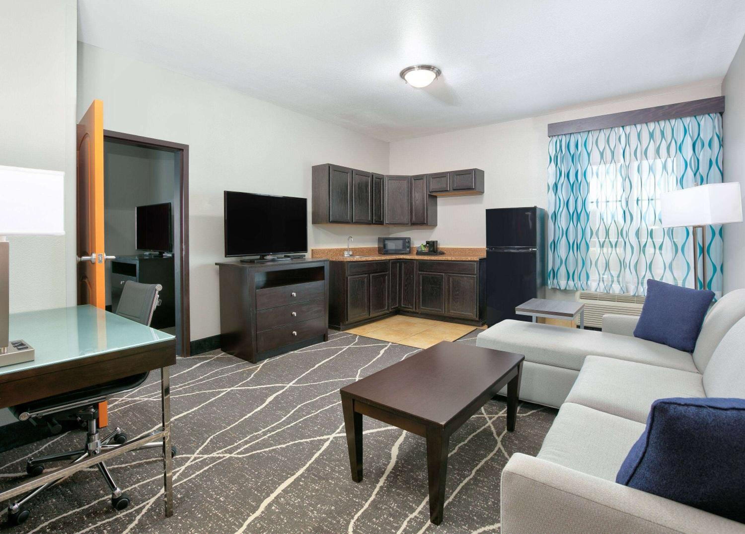 King Suite - Non-Smoking - Photo 2