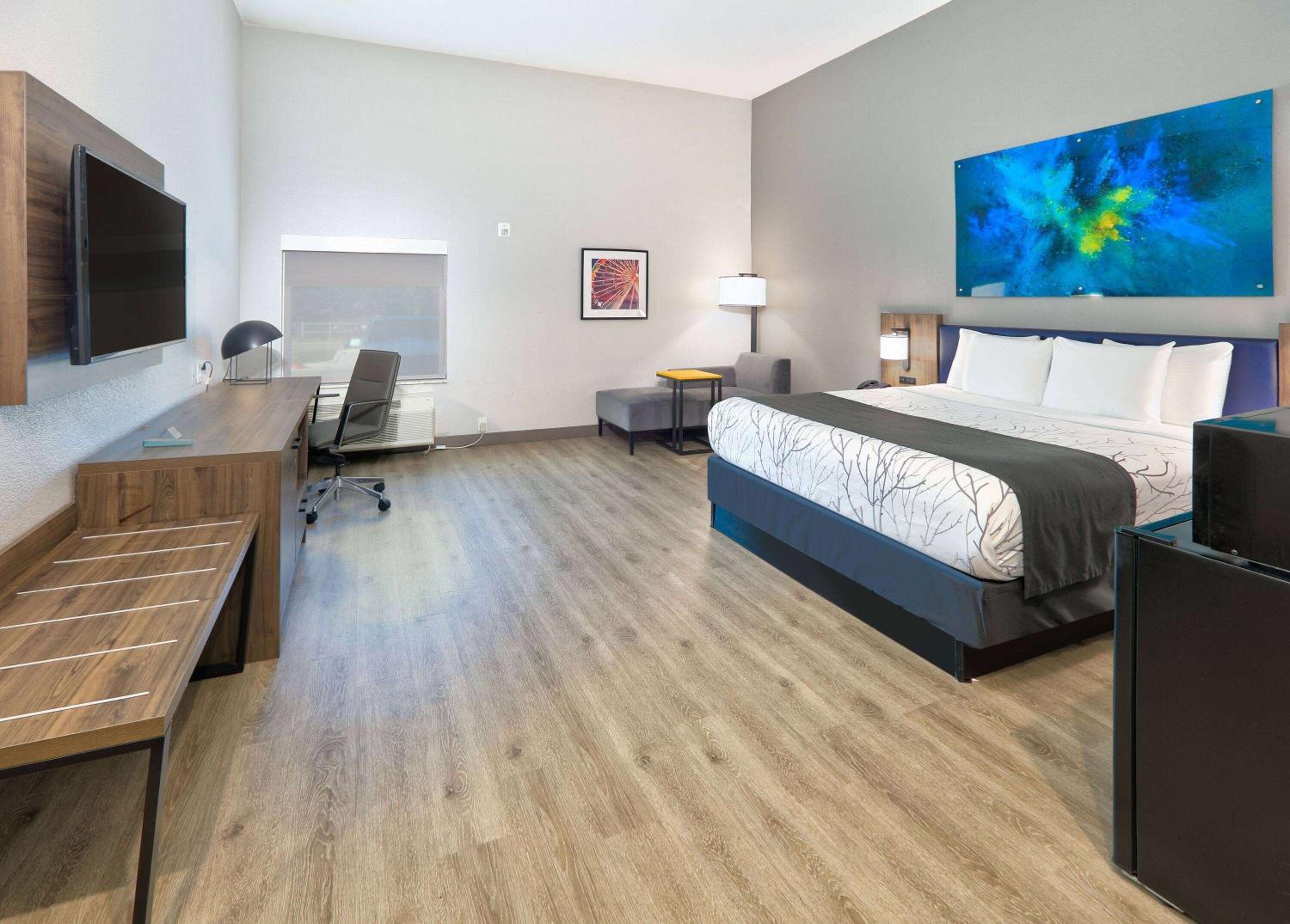 Deluxe King Room - Non-Smoking - Photo 6