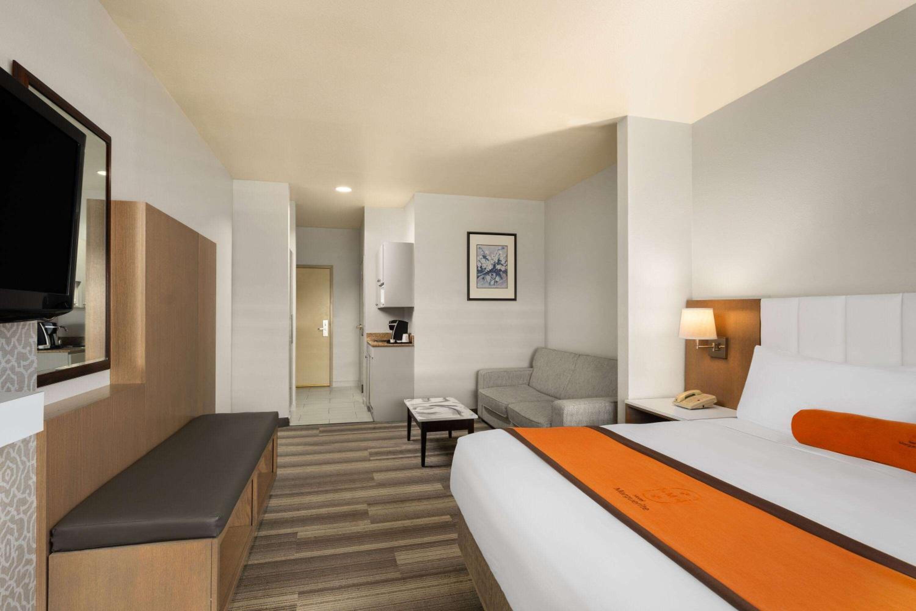 1 King Bed, Deluxe Mobility Accessible Room, Roll-In Shower, Non-Smoking - Photo 2