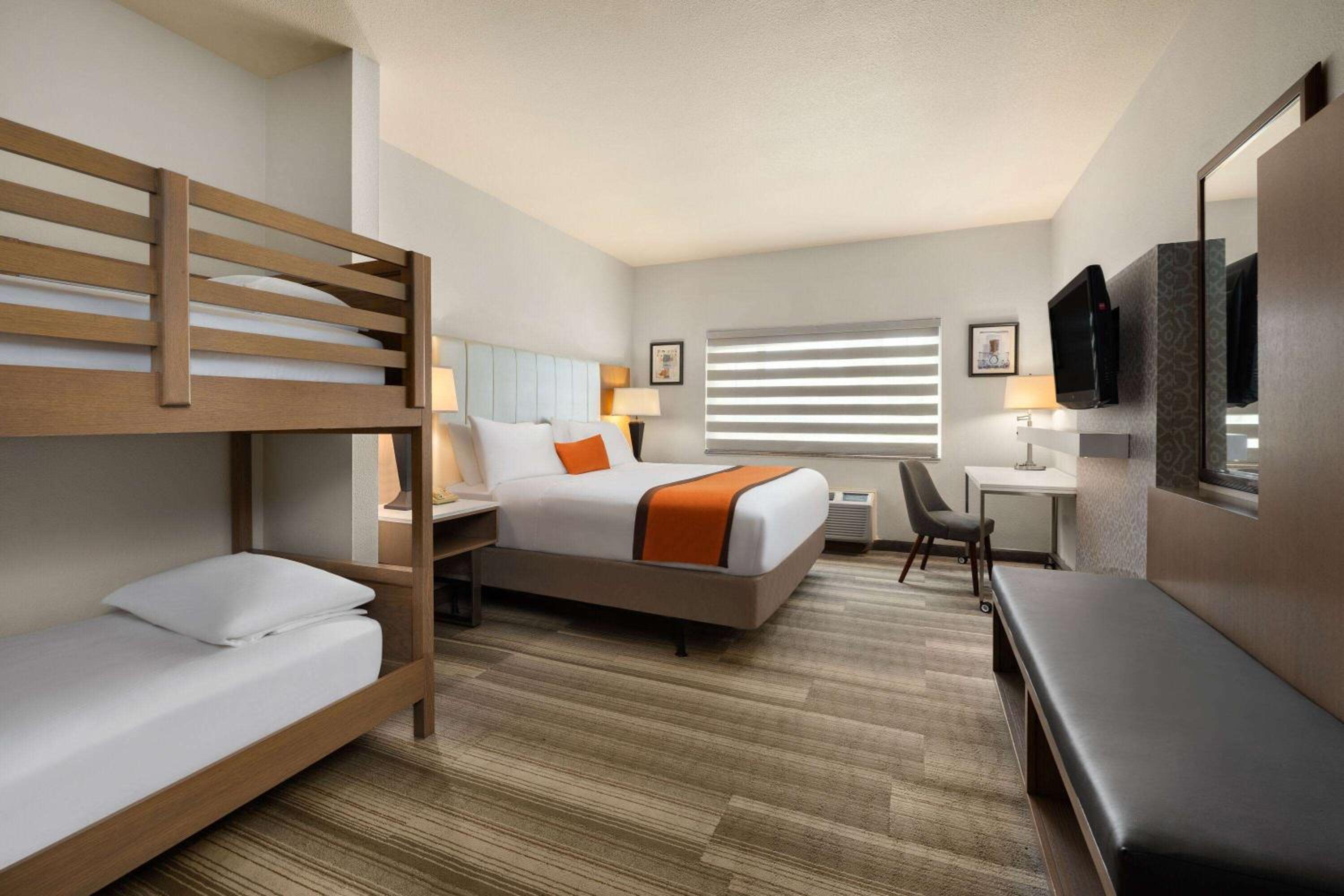 1 King Bed, 1 Bunk Bed, Family Room, Non-Smoking - Photo 1