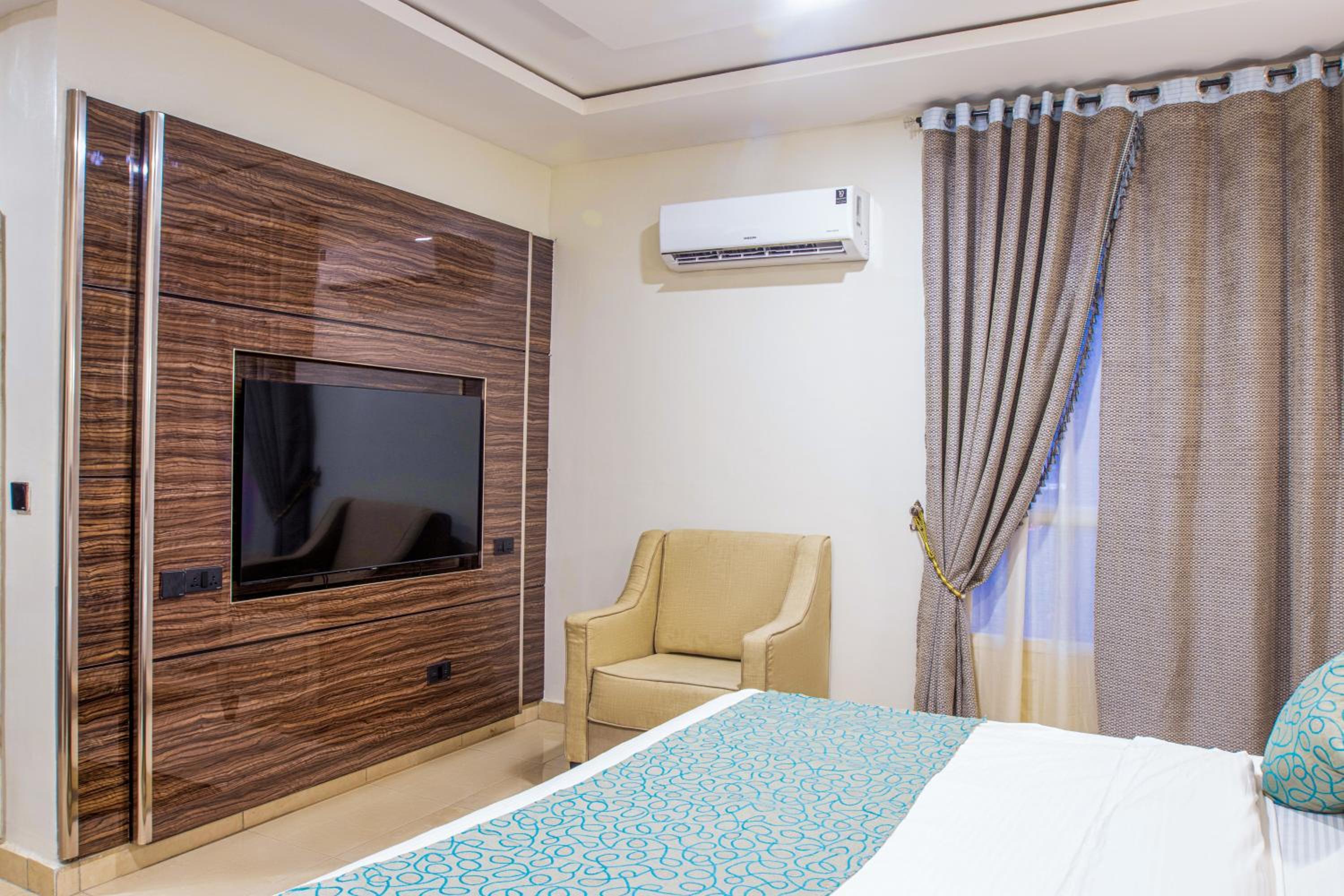 Standard King Room photo 3