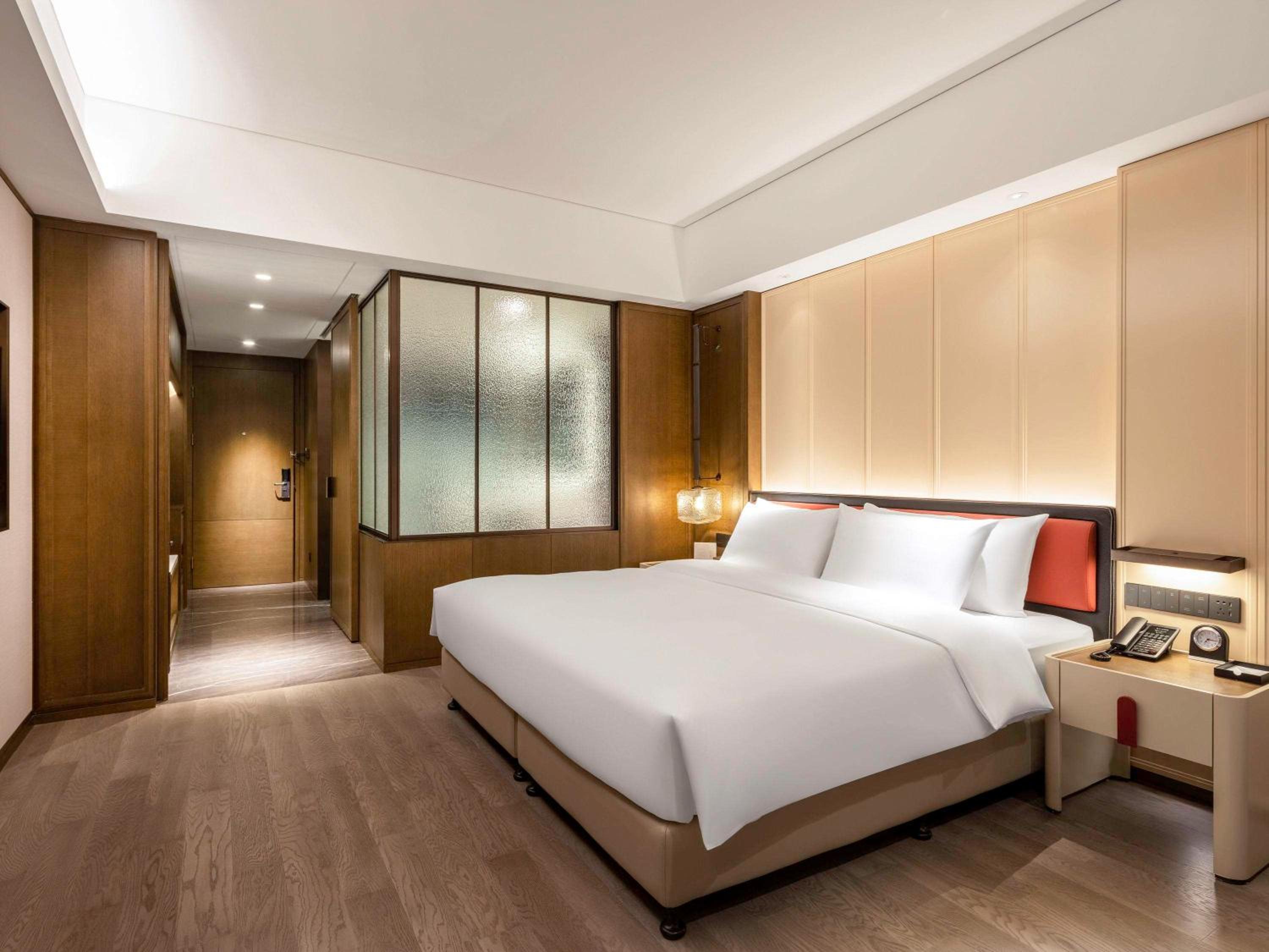 Swiss Advantage King Room with Lake and City Views
