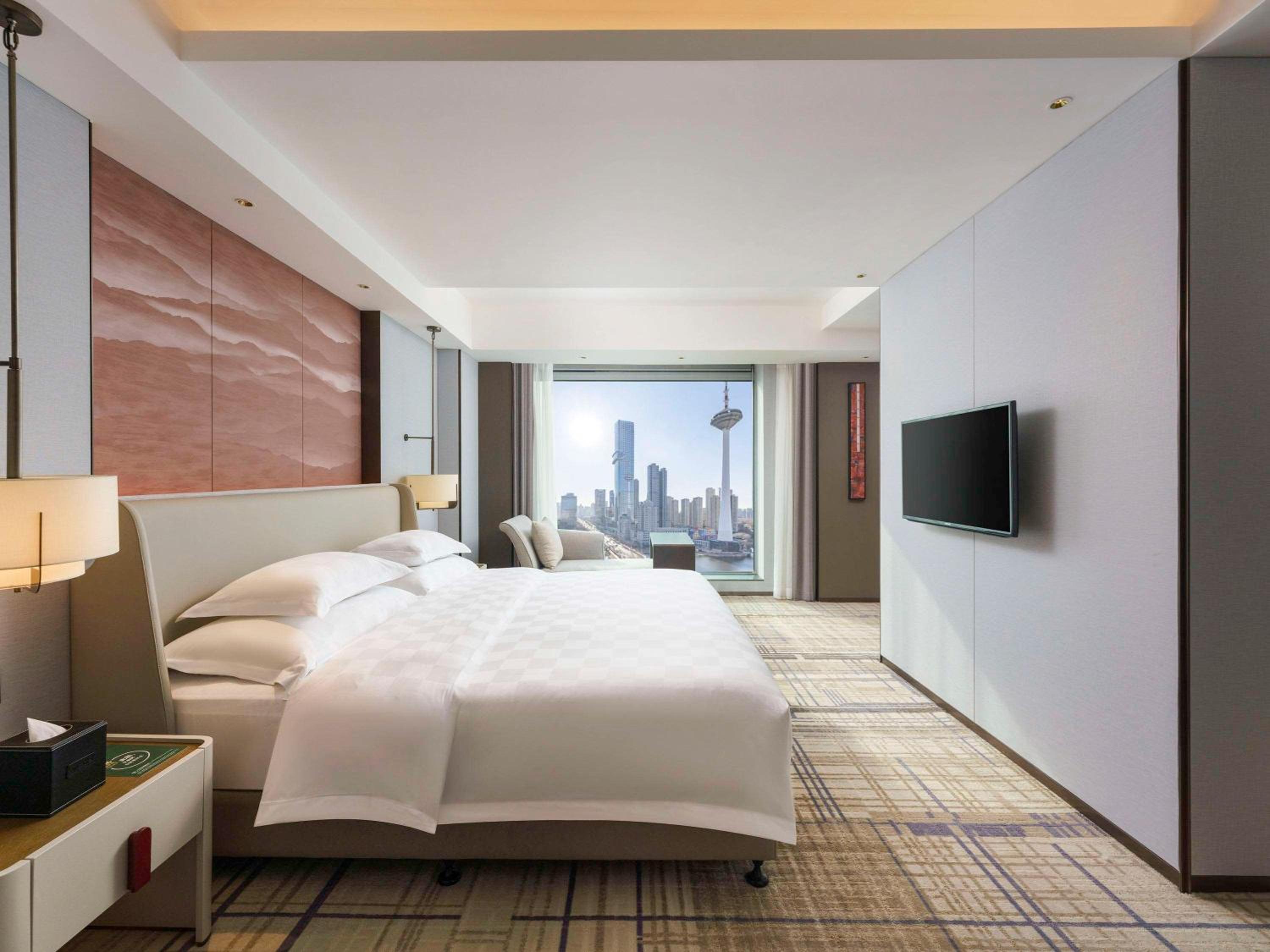 Swissotel Signature Room with One King Bed - Lake and City View photo 2