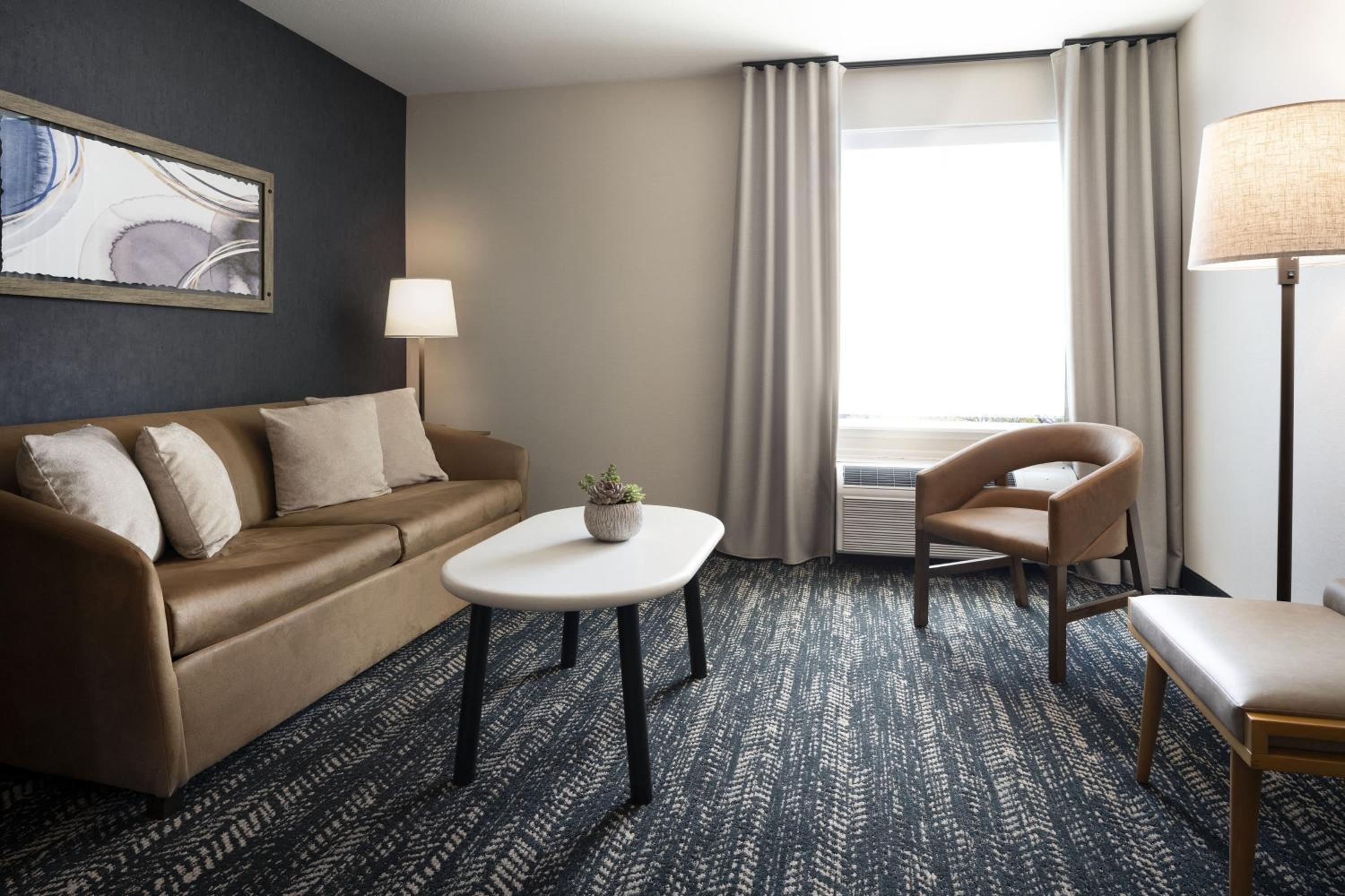King Suite with Sofa Bed and Balcony - Photo 7