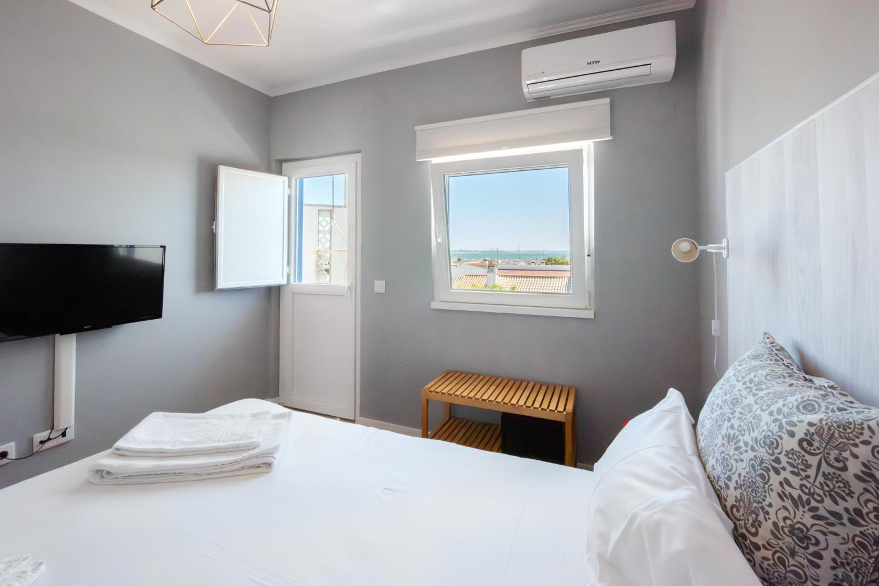 Deluxe Double Room with Balcony and Sea View photo 3