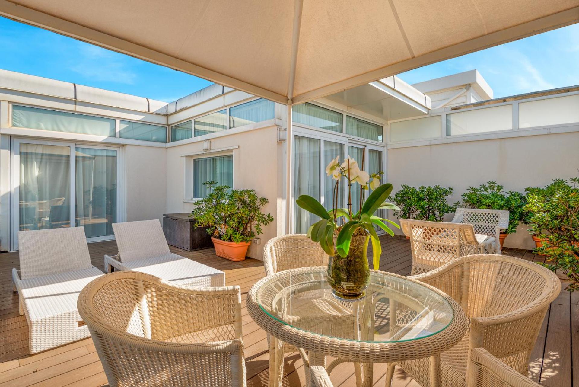 Executive Suite with Terrace - Photo 2