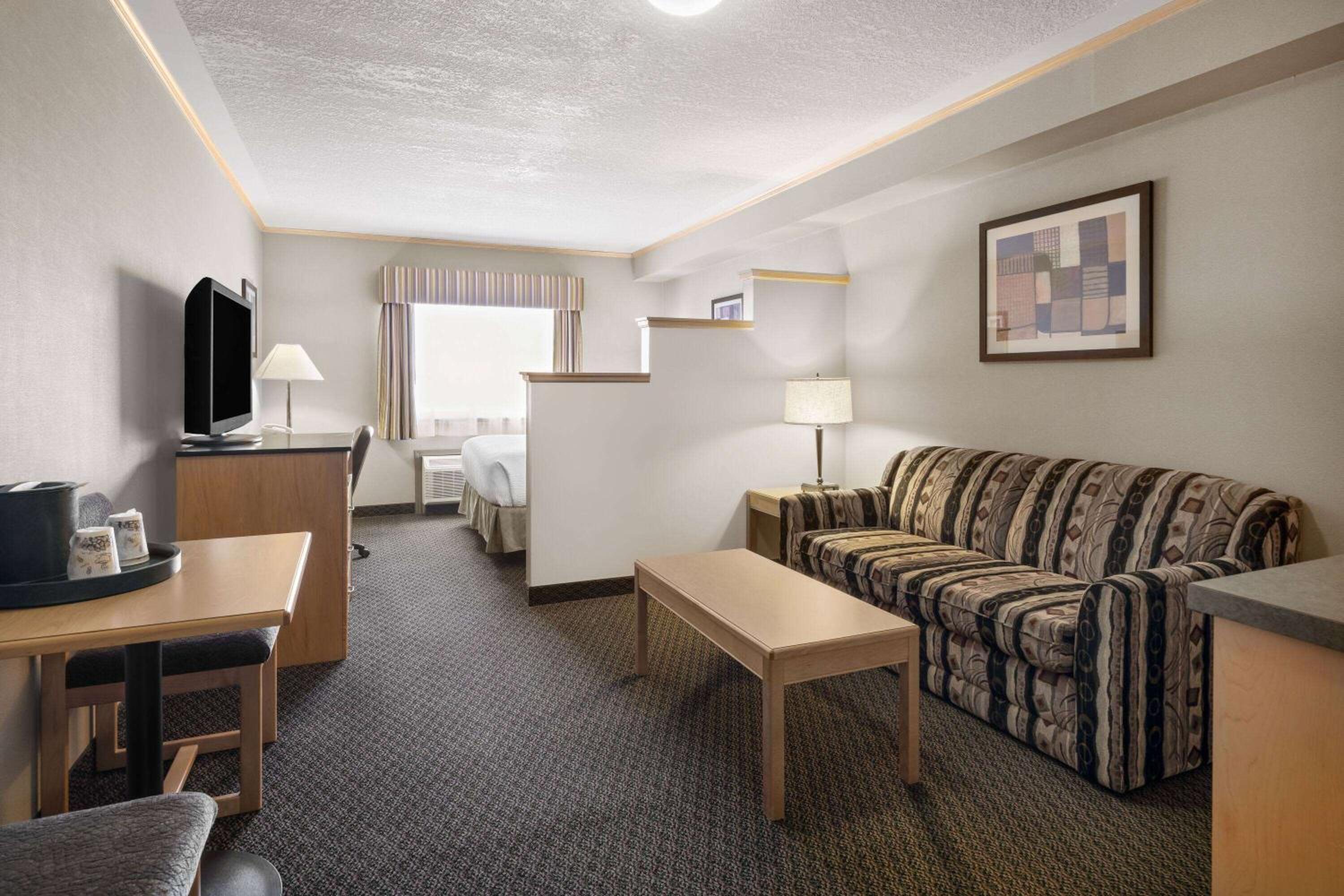 Queen Suite with Kitchenette - Smoking - Photo 1