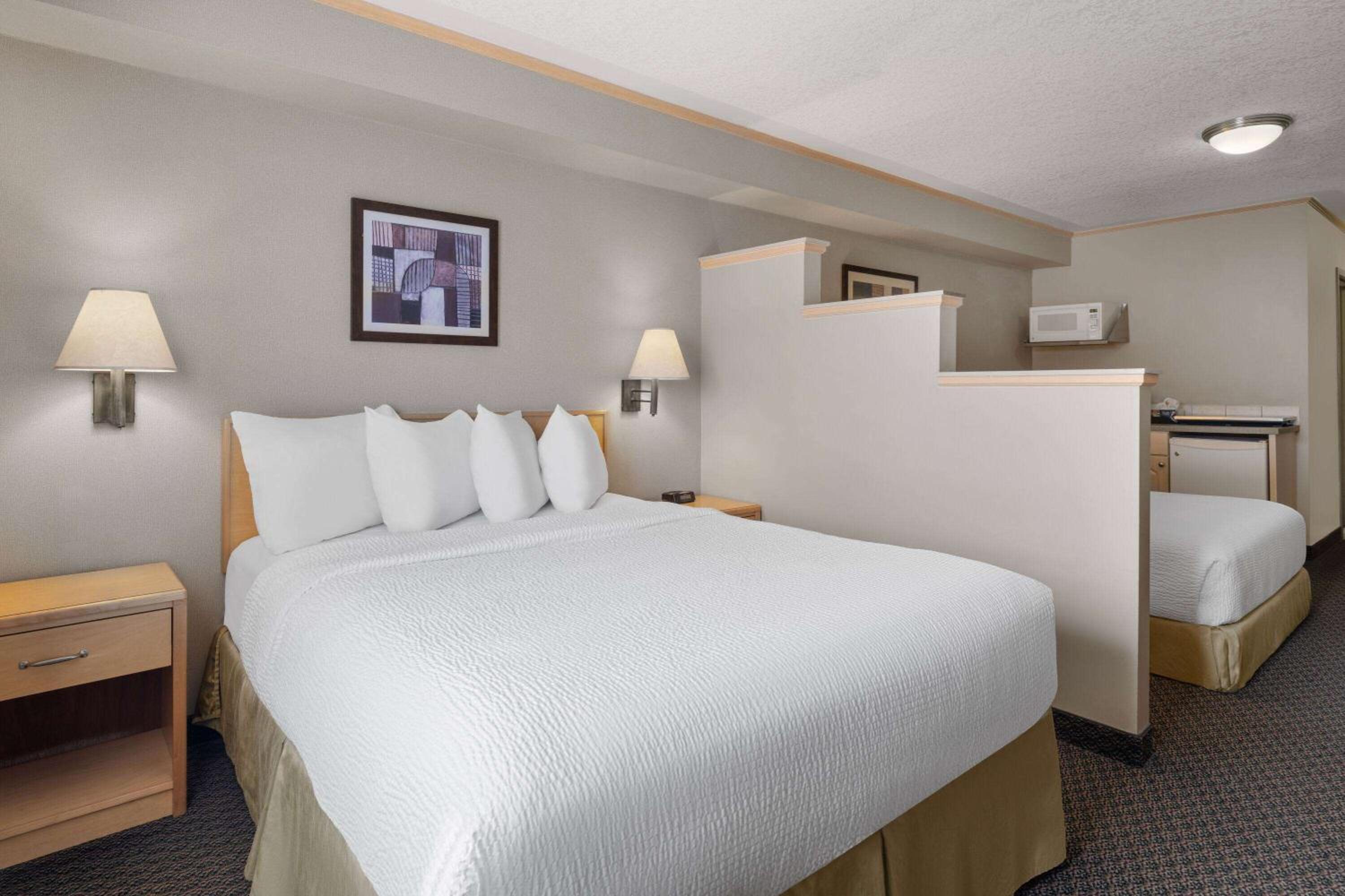Suite with Two Queen Beds and Kitchenette - Smoking - Photo 1