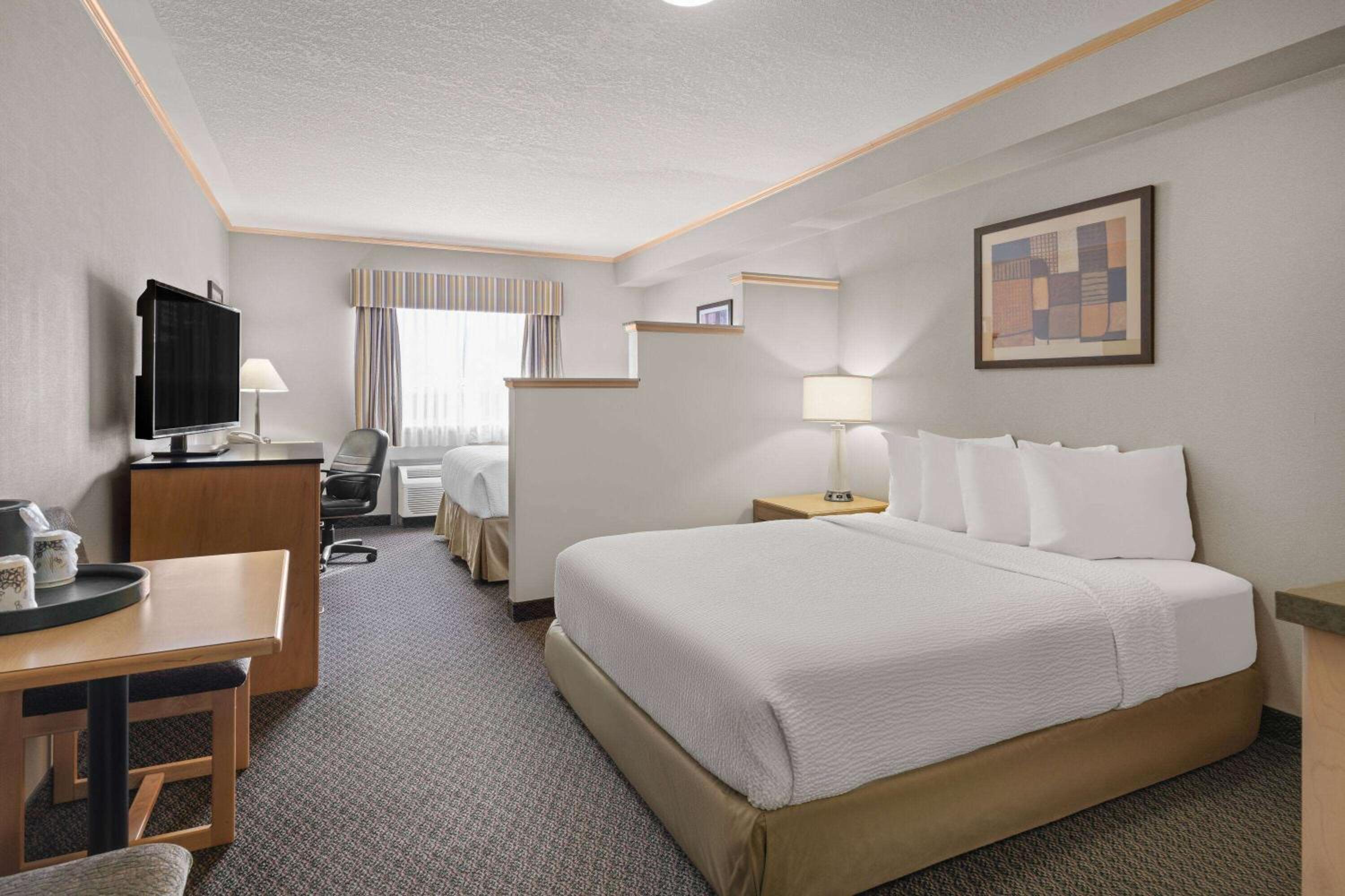 Suite with Two Queen Beds and Kitchenette - Non-Smoking - Photo 2