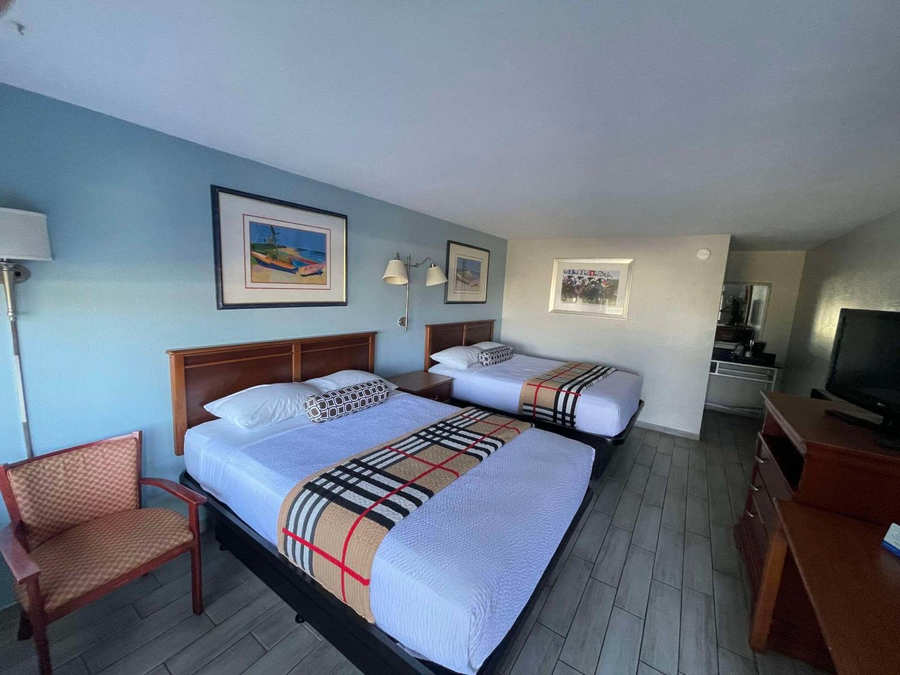 Quadruple Room with Two Queen Beds - Non Smoking photo 1