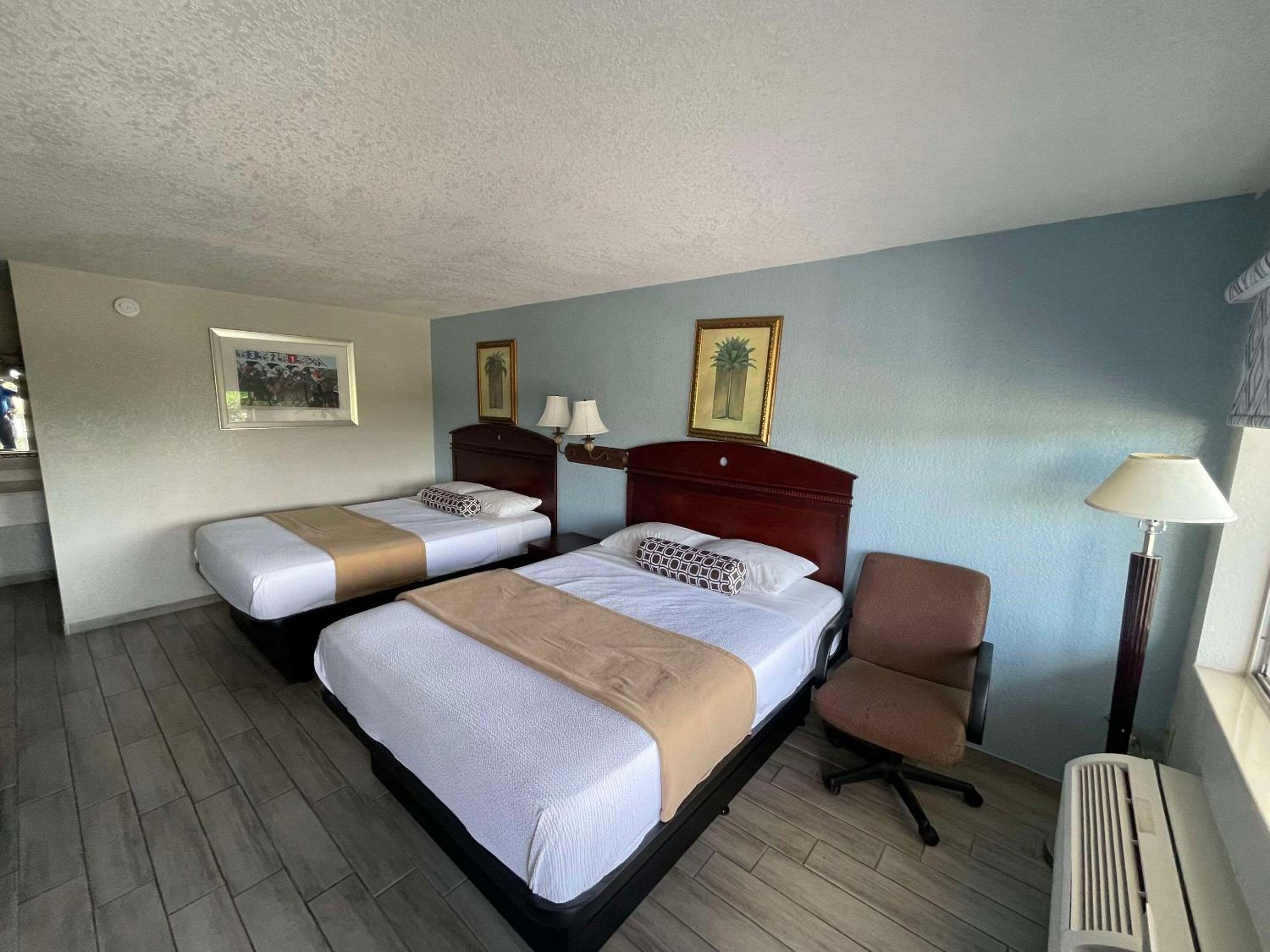 Quadruple Room with Two Queen Beds - Non Smoking photo 3