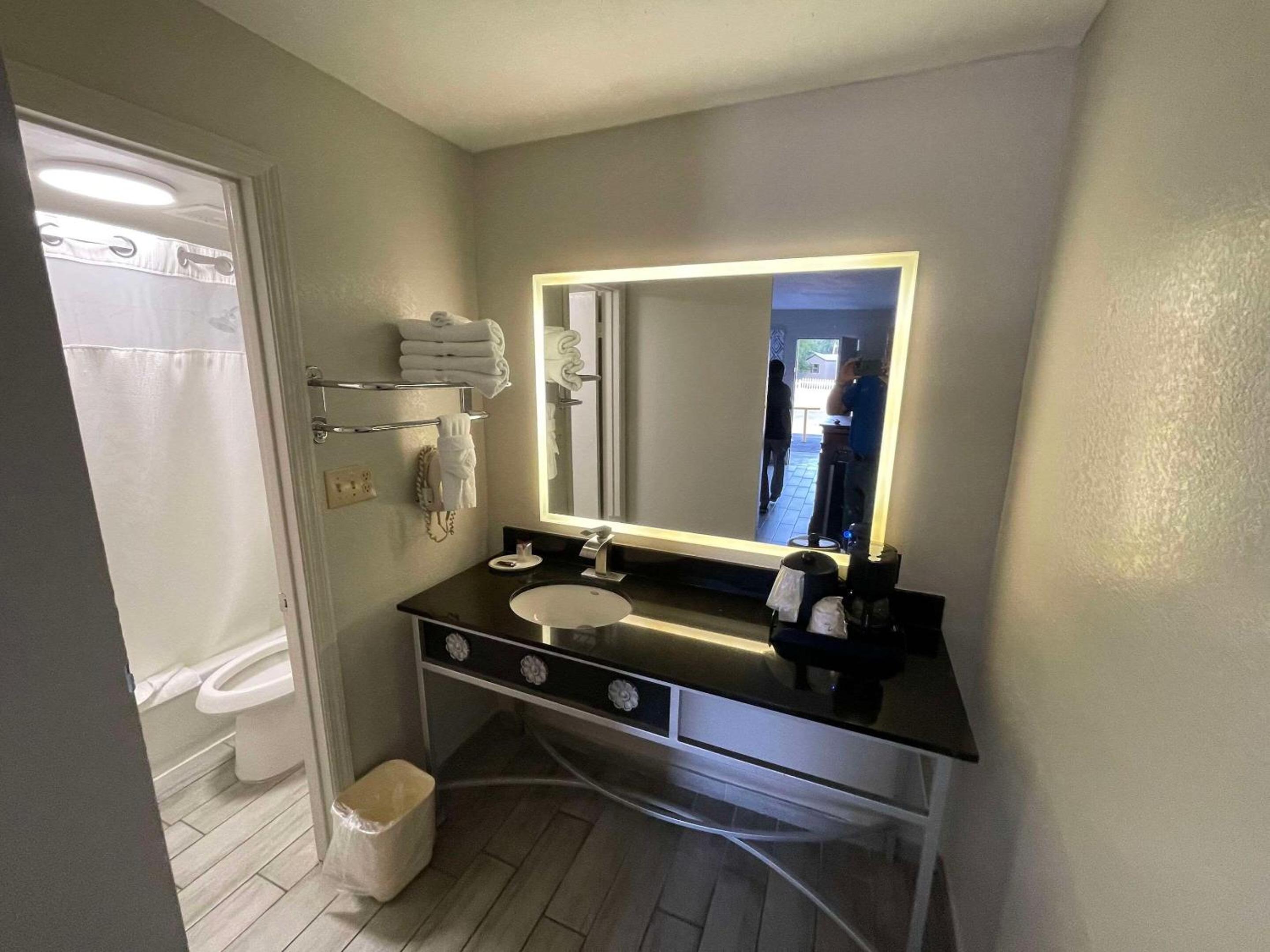 Quadruple Room with Two Queen Beds - Non Smoking photo 2