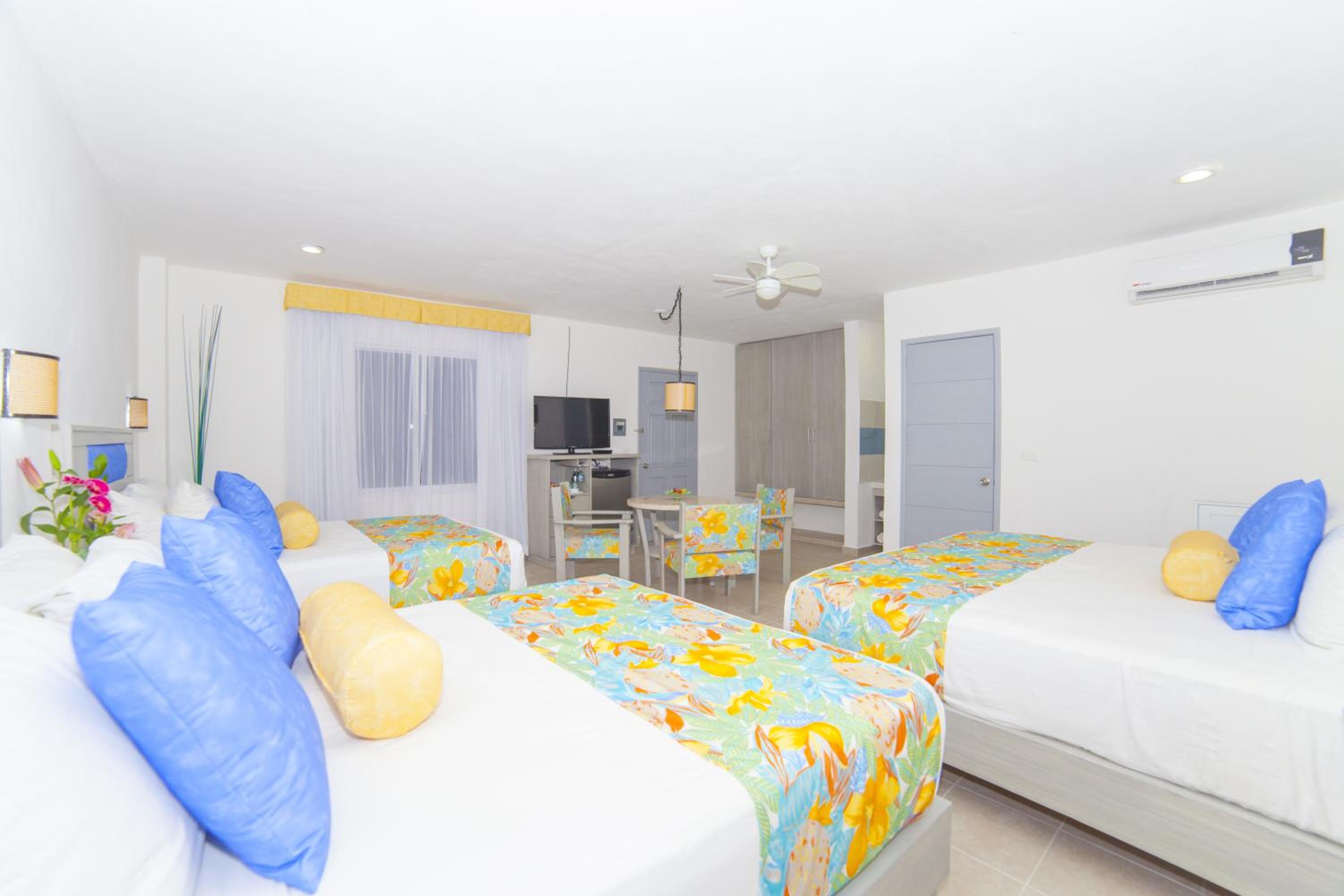 Deluxe Family Room - Photo 2