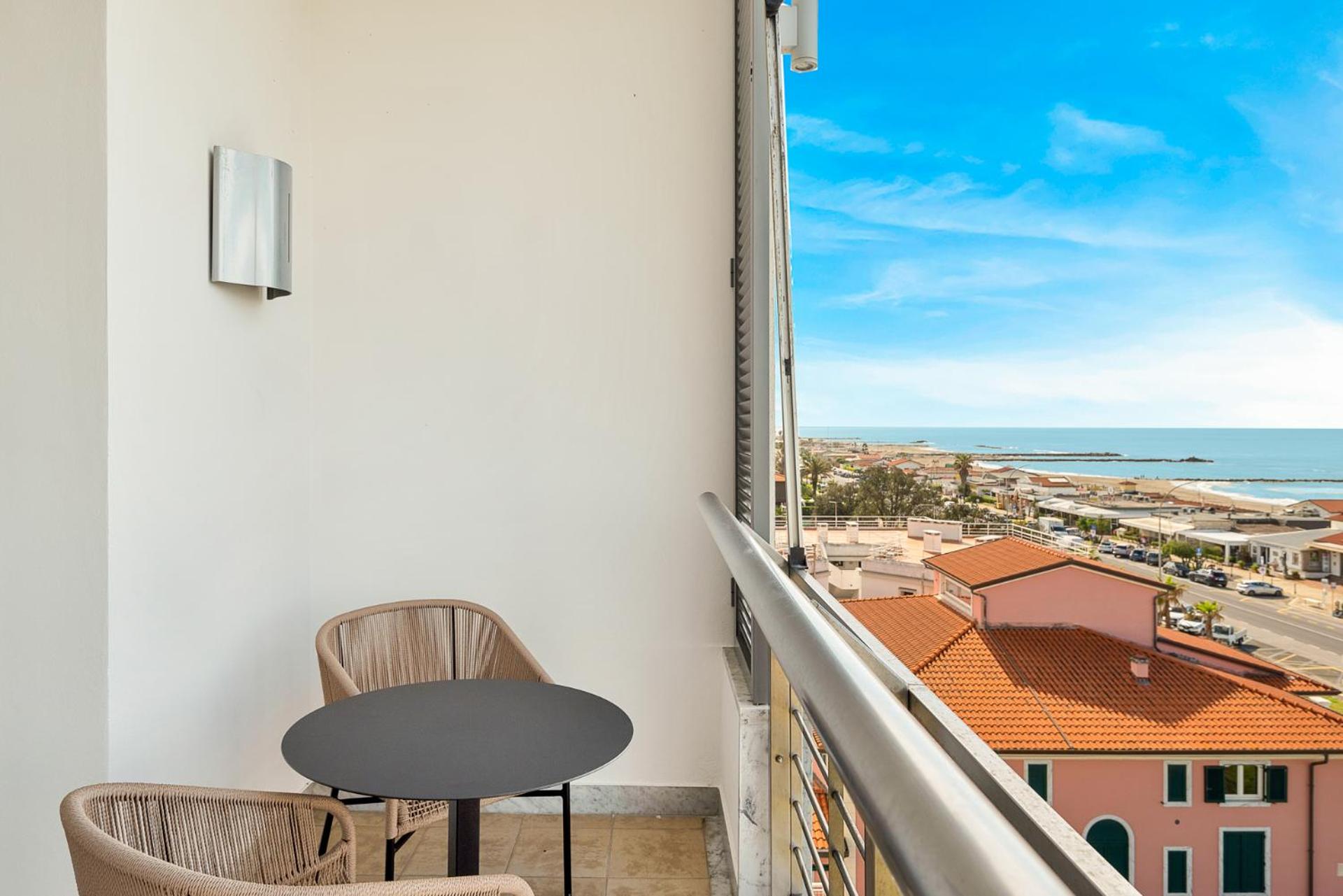 Superior Double Room with Balcony - Photo 4