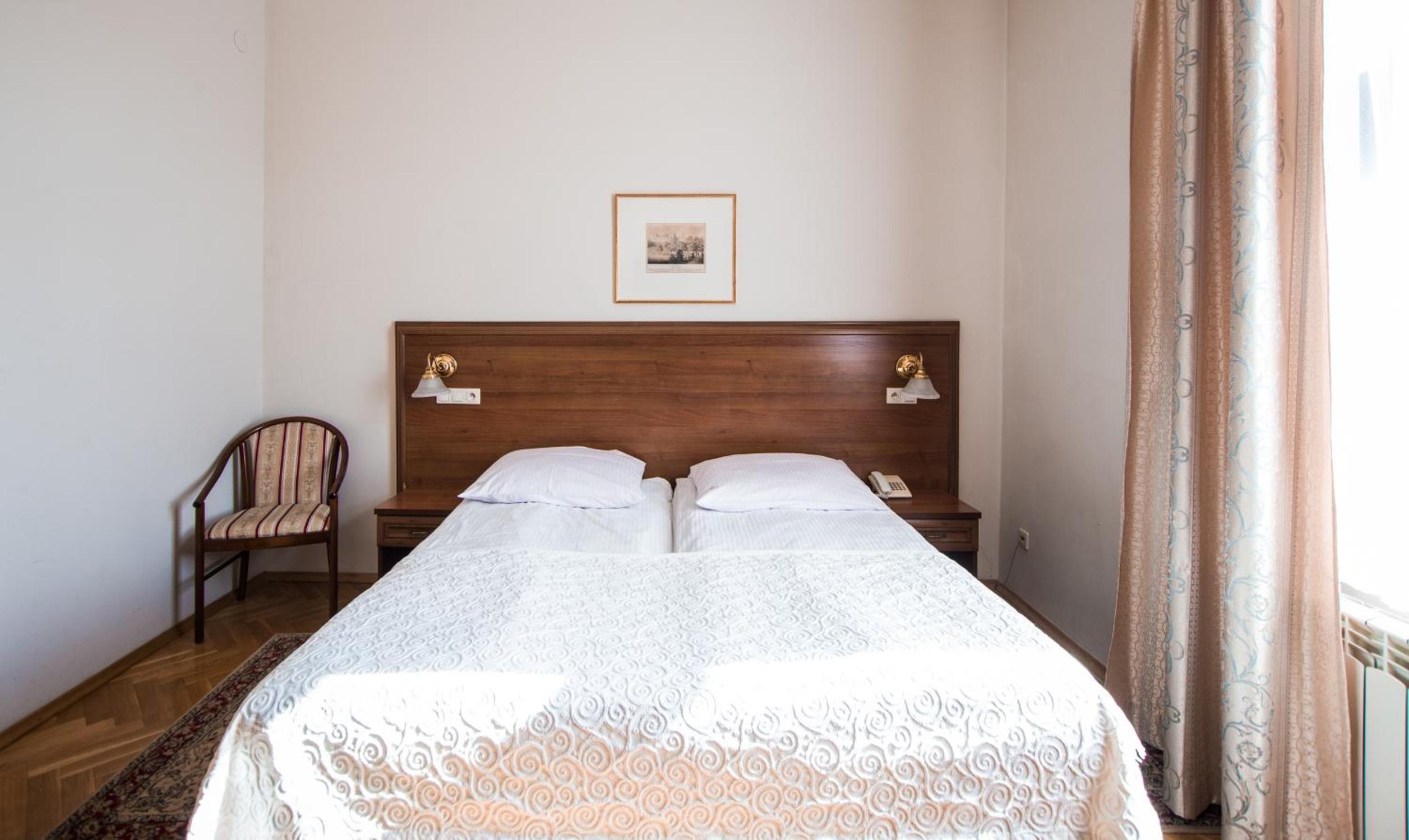 Double Room - Photo 7