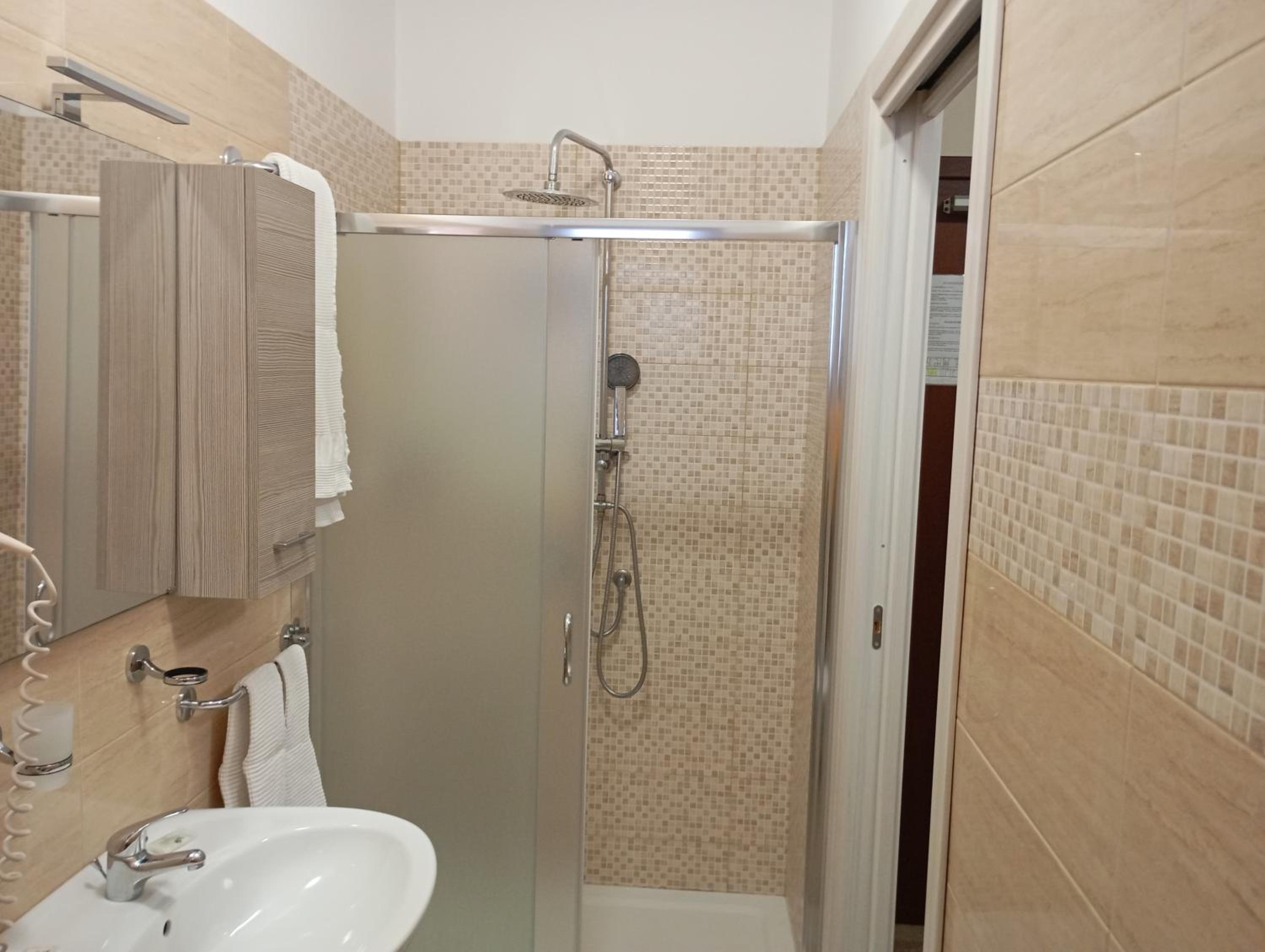 Deluxe Double or Twin Room with Balcony - Photo 2